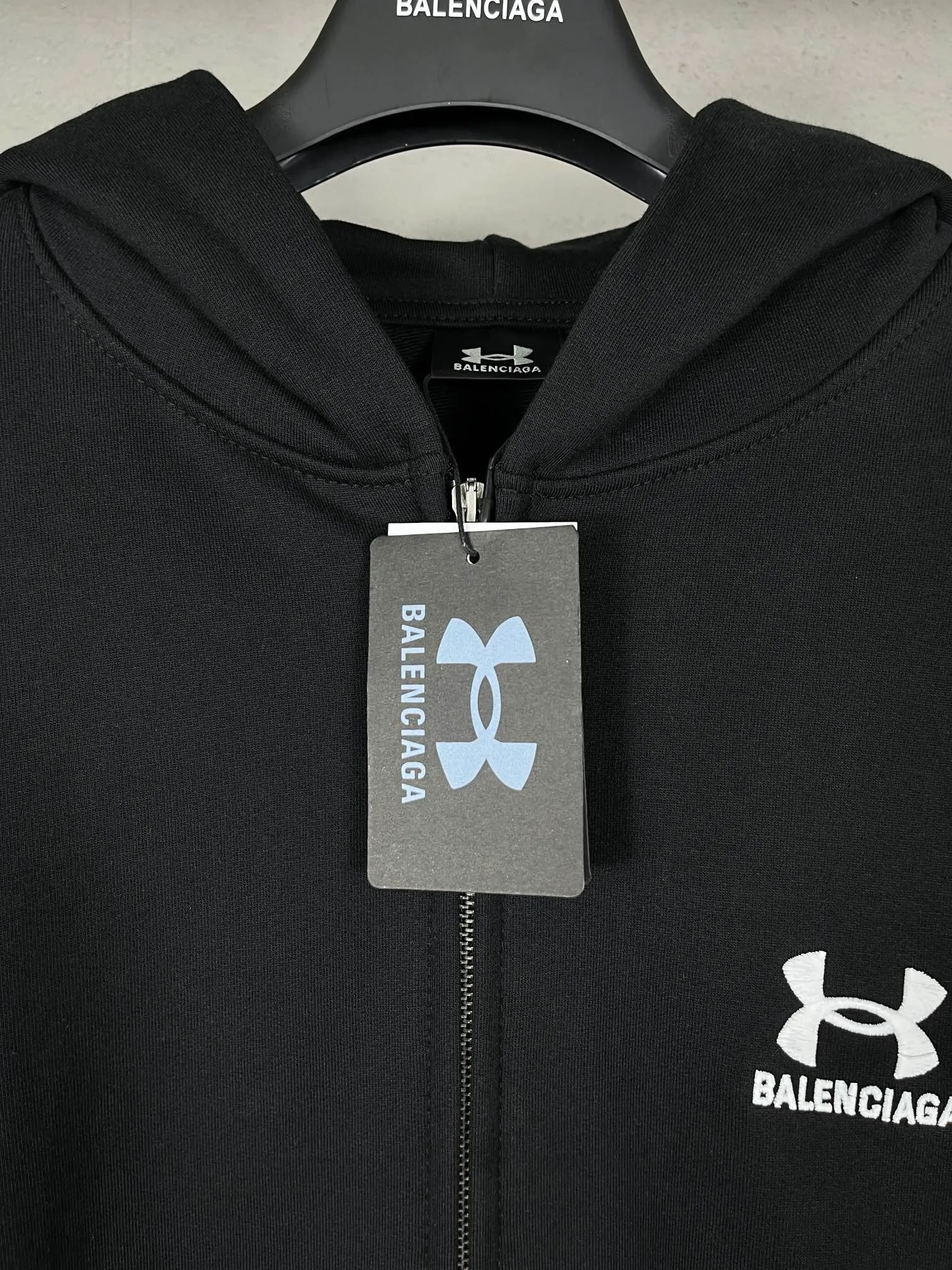🅿️360 real photos [Top version. Official website quality] BALENCI*GA/Paris joint Under Armor front and rear embroidered cardigan hooded sweatshirt # SS24 latest model. Research and development at the first time, different market currencies. Comparisons welcome. The fabric is made of Paris ZP custom-woven and dyed cotton terry sweatshirt. The weight is 460 grams. The cloth surface is clean. The cloth pattern is clear, soft and comfortable. The threads are dyed with no color difference. The classic LOGO pattern embroidery is embroidered by Tajima imported machine. The letters are clear, three-dimensional and without burrs. Jubie market produces pictures based on pictures. Welcome to compare. The version adopts OS loose shoulder design. Same style for men and women. Code: BL238928 Color: black, red Size: XS S M L