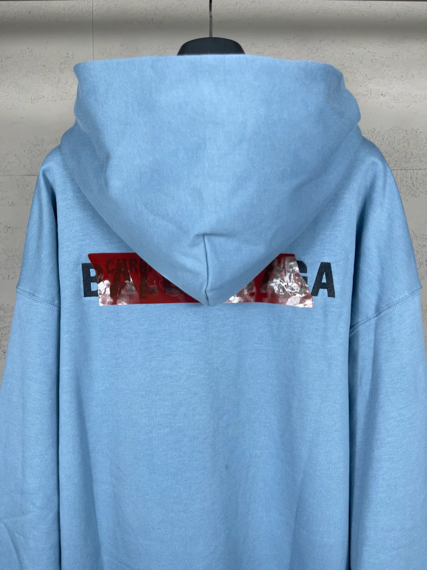 🅿️320 real photos [Top version. Official website quality] BALENCI*GA/Paris #2025 autumn and winter new style front and rear letter LOGO embroidered tape taped hooded sweatshirt. Full sense of design, welcome to compare. The fabric is made of Paris ZP custom-woven and dyed cotton sweatshirt. The weight is 460 grams. The cloth surface is clean. The cloth pattern is clear, soft and comfortable. The threads are dyed with no color difference. The classic letter LOGO is embroidered with imported Tajima embroidery machine. The tape is stamped with imported transparent glue. The effect is three-dimensional. Restore the brick cabinet, adopt OS loose shoulder style. Same style for men and women. Code: BL259910 Color: black, sky blue Size: XS S M L