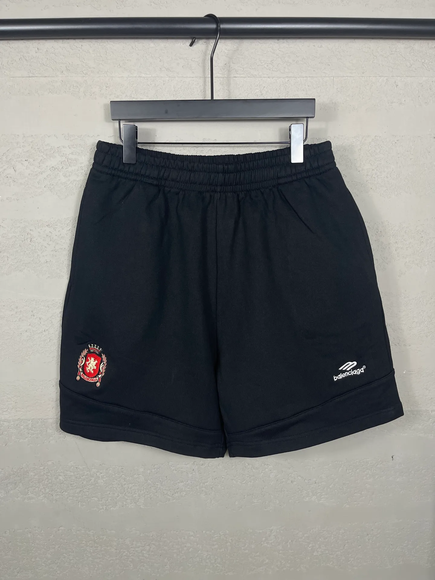 🅿️230 real shots [Top version. Official website quality] BALENCI*GA/Paris. 2025 new model. Paris co-branded Manchester United jersey LOGO embroidered multi-digit splicing shorts. Synchronized with brick cabinets. Developed authentic products at the first time, please print and compare! The fabric is made of Paris ZP custom-woven and dyed 100% cotton terry sweatshirt. The weight is 460 grams. The cloth surface is clean. The cloth pattern is clear and the hand feels soft and comfortable. The embroidery uses an imported Tajima embroidery machine. The letters are clear and the effect is three-dimensional. The version adopts a loose version. Same style for men and women. Code: BL257018 Color: Black, Size: XS S M L