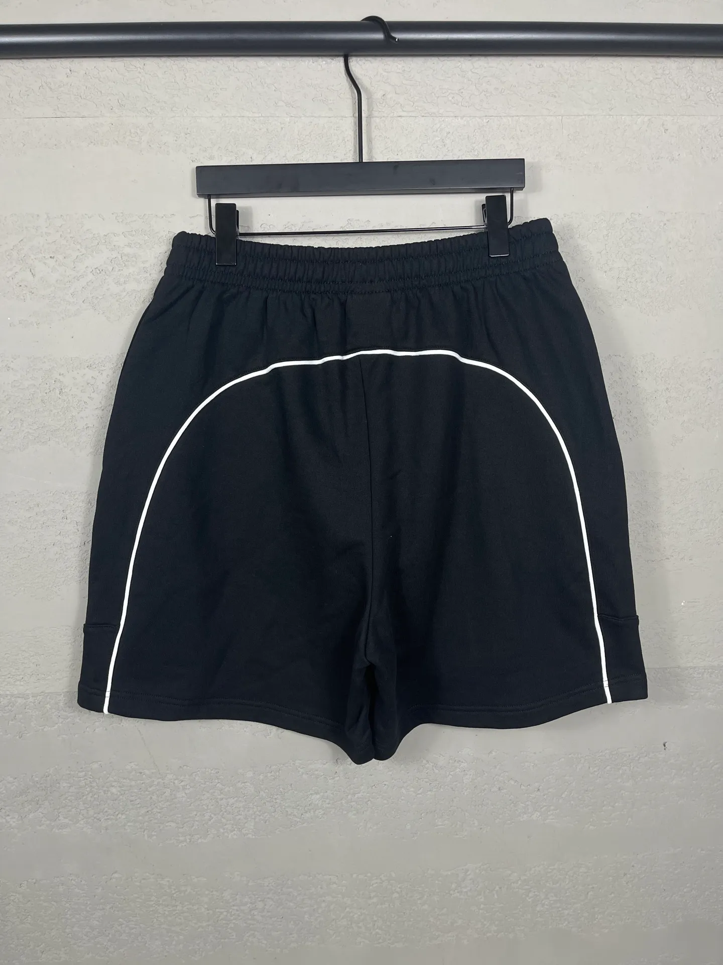🅿️230 real shots [Top version. Official website quality] BALENCI*GA/Paris. 2025 new model. Paris co-branded Manchester United jersey LOGO embroidered multi-digit splicing shorts. Synchronized with brick cabinets. Developed authentic products at the first time, please print and compare! The fabric is made of Paris ZP custom-woven and dyed 100% cotton terry sweatshirt. The weight is 460 grams. The cloth surface is clean. The cloth pattern is clear and the hand feels soft and comfortable. The embroidery uses an imported Tajima embroidery machine. The letters are clear and the effect is three-dimensional. The version adopts a loose version. Same style for men and women. Code: BL257018 Color: Black, Size: XS S M L