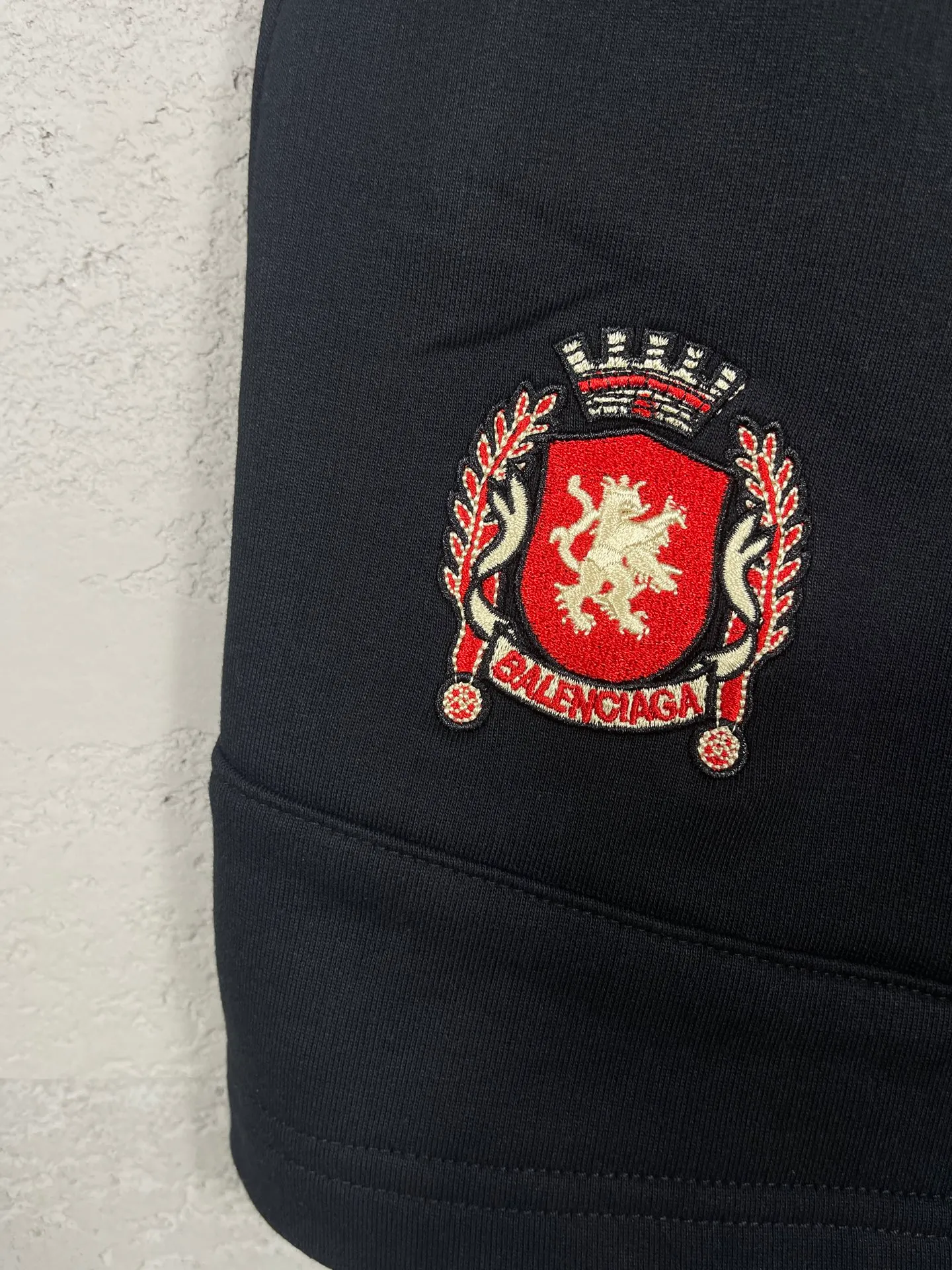 🅿️230 real shots [Top version. Official website quality] BALENCI*GA/Paris. 2025 new model. Paris co-branded Manchester United jersey LOGO embroidered multi-digit splicing shorts. Synchronized with brick cabinets. Developed authentic products at the first time, please print and compare! The fabric is made of Paris ZP custom-woven and dyed 100% cotton terry sweatshirt. The weight is 460 grams. The cloth surface is clean. The cloth pattern is clear and the hand feels soft and comfortable. The embroidery uses an imported Tajima embroidery machine. The letters are clear and the effect is three-dimensional. The version adopts a loose version. Same style for men and women. Code: BL257018 Color: Black, Size: XS S M L
