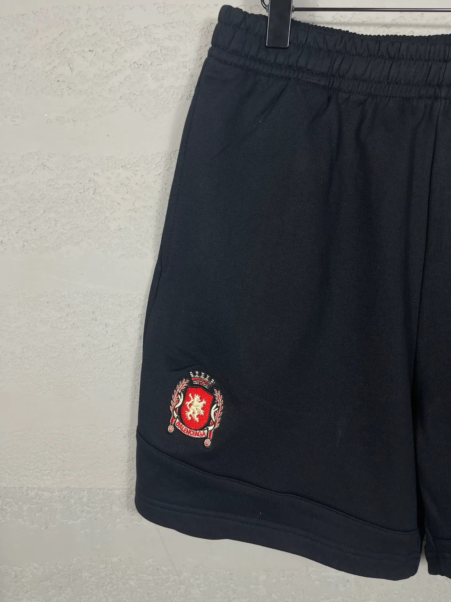 🅿️230 real shots [Top version. Official website quality] BALENCI*GA/Paris. 2025 new model. Paris co-branded Manchester United jersey LOGO embroidered multi-digit splicing shorts. Synchronized with brick cabinets. Developed authentic products at the first time, please print and compare! The fabric is made of Paris ZP custom-woven and dyed 100% cotton terry sweatshirt. The weight is 460 grams. The cloth surface is clean. The cloth pattern is clear and the hand feels soft and comfortable. The embroidery uses an imported Tajima embroidery machine. The letters are clear and the effect is three-dimensional. The version adopts a loose version. Same style for men and women. Code: BL257018 Color: Black, Size: XS S M L