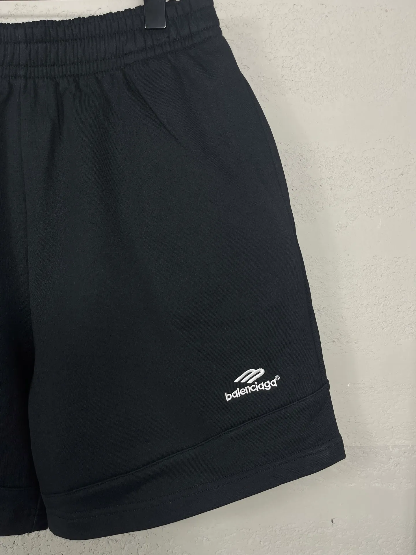 🅿️230 real shots [Top version. Official website quality] BALENCI*GA/Paris. 2025 new model. Paris co-branded Manchester United jersey LOGO embroidered multi-digit splicing shorts. Synchronized with brick cabinets. Developed authentic products at the first time, please print and compare! The fabric is made of Paris ZP custom-woven and dyed 100% cotton terry sweatshirt. The weight is 460 grams. The cloth surface is clean. The cloth pattern is clear and the hand feels soft and comfortable. The embroidery uses an imported Tajima embroidery machine. The letters are clear and the effect is three-dimensional. The version adopts a loose version. Same style for men and women. Code: BL257018 Color: Black, Size: XS S M L