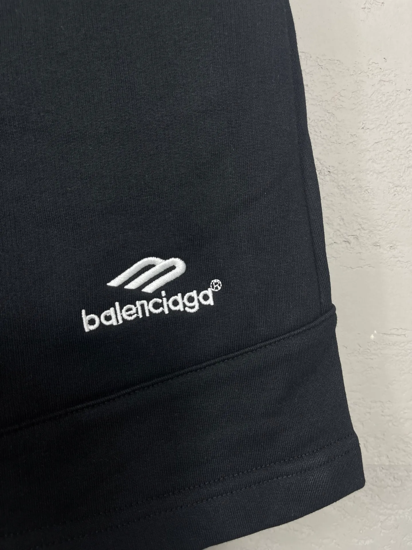🅿️230 real shots [Top version. Official website quality] BALENCI*GA/Paris. 2025 new model. Paris co-branded Manchester United jersey LOGO embroidered multi-digit splicing shorts. Synchronized with brick cabinets. Developed authentic products at the first time, please print and compare! The fabric is made of Paris ZP custom-woven and dyed 100% cotton terry sweatshirt. The weight is 460 grams. The cloth surface is clean. The cloth pattern is clear and the hand feels soft and comfortable. The embroidery uses an imported Tajima embroidery machine. The letters are clear and the effect is three-dimensional. The version adopts a loose version. Same style for men and women. Code: BL257018 Color: Black, Size: XS S M L