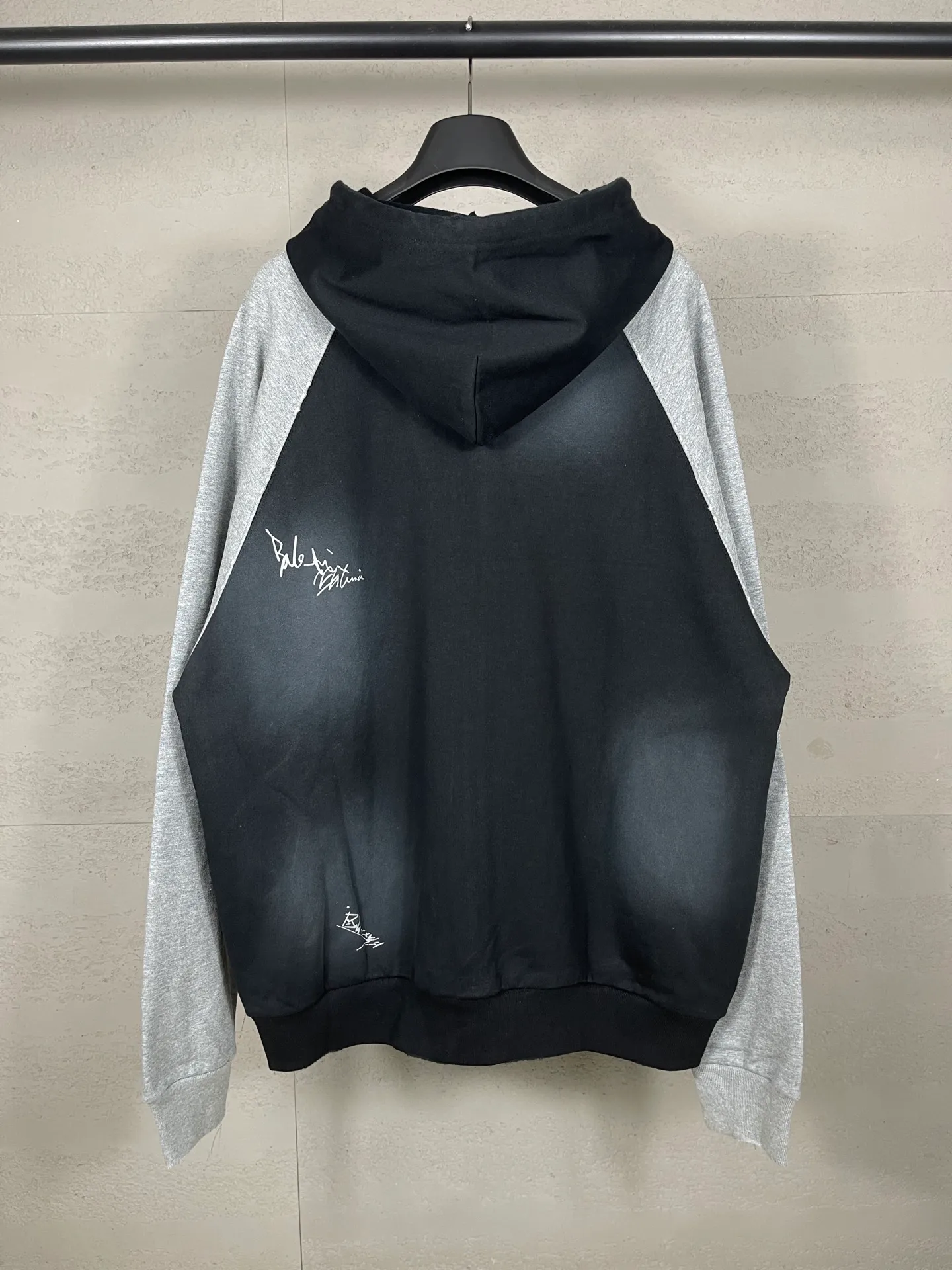 🅿️430 real photos [Top version. Official website quality] BALENCI*GA/Paris #2026 new style Raglan sleeves color block signature printing. Embroidered LOGO washed and distressed hand-painted graffiti new hooded zipper cardigan sweatshirt #2026 Brick cabinet synchronization Overweight craftsmanship. Welcome to compare. The fabric is made of Paris ZP custom-woven and dyed cotton sweatshirt. The weight is 460 grams. The cloth surface is clean. The cloth pattern is clear, soft and comfortable. The threads are dyed with no color difference. The signature is printed with environmentally friendly glue, and the classic letter LOGO is embroidered with an imported Tajima embroidery machine. The letters are clear and the effect is three-dimensional. Garment wash-worn hand-drawn graffiti. Restore brick cabinet, adopt OS loose shoulder style. Same style for men and women. Code: BL259980 Color: black, white Size: XS S M L