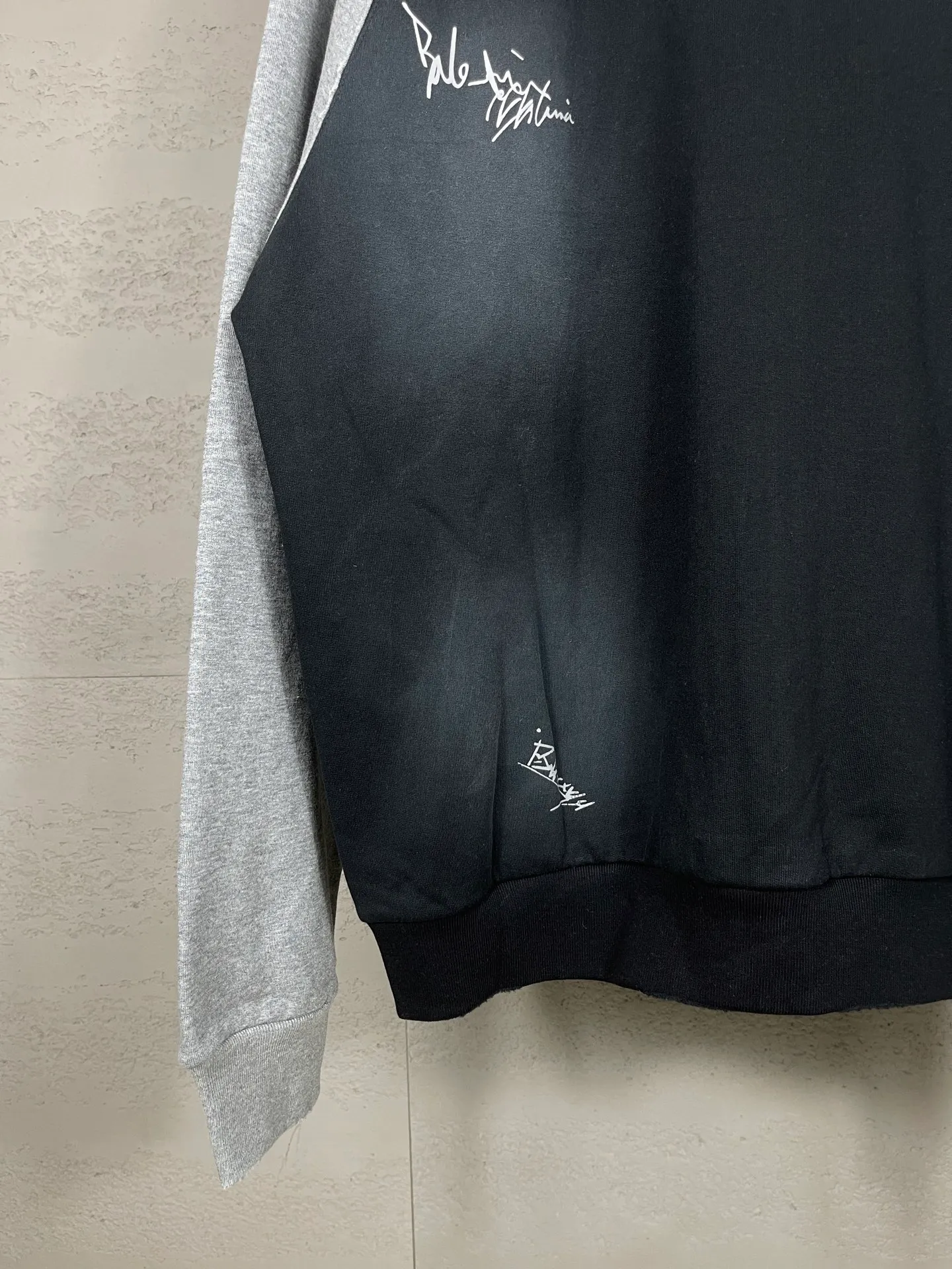 🅿️430 real photos [Top version. Official website quality] BALENCI*GA/Paris #2026 new style Raglan sleeves color block signature printing. Embroidered LOGO washed and distressed hand-painted graffiti new hooded zipper cardigan sweatshirt #2026 Brick cabinet synchronization Overweight craftsmanship. Welcome to compare. The fabric is made of Paris ZP custom-woven and dyed cotton sweatshirt. The weight is 460 grams. The cloth surface is clean. The cloth pattern is clear, soft and comfortable. The threads are dyed with no color difference. The signature is printed with environmentally friendly glue, and the classic letter LOGO is embroidered with an imported Tajima embroidery machine. The letters are clear and the effect is three-dimensional. Garment wash-worn hand-drawn graffiti. Restore brick cabinet, adopt OS loose shoulder style. Same style for men and women. Code: BL259980 Color: black, white Size: XS S M L
