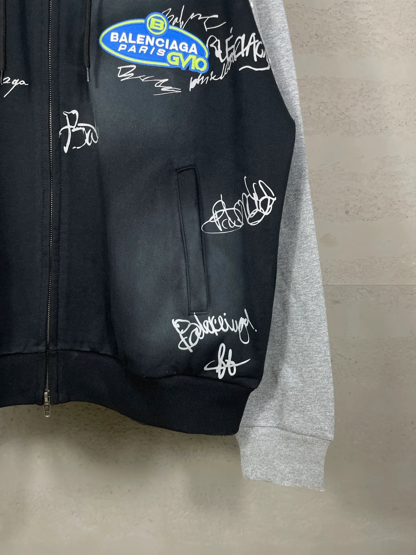 🅿️430 real photos [Top version. Official website quality] BALENCI*GA/Paris #2026 new style Raglan sleeves color block signature printing. Embroidered LOGO washed and distressed hand-painted graffiti new hooded zipper cardigan sweatshirt #2026 Brick cabinet synchronization Overweight craftsmanship. Welcome to compare. The fabric is made of Paris ZP custom-woven and dyed cotton sweatshirt. The weight is 460 grams. The cloth surface is clean. The cloth pattern is clear, soft and comfortable. The threads are dyed with no color difference. The signature is printed with environmentally friendly glue, and the classic letter LOGO is embroidered with an imported Tajima embroidery machine. The letters are clear and the effect is three-dimensional. Garment wash-worn hand-drawn graffiti. Restore brick cabinet, adopt OS loose shoulder style. Same style for men and women. Code: BL259980 Color: black, white Size: XS S M L