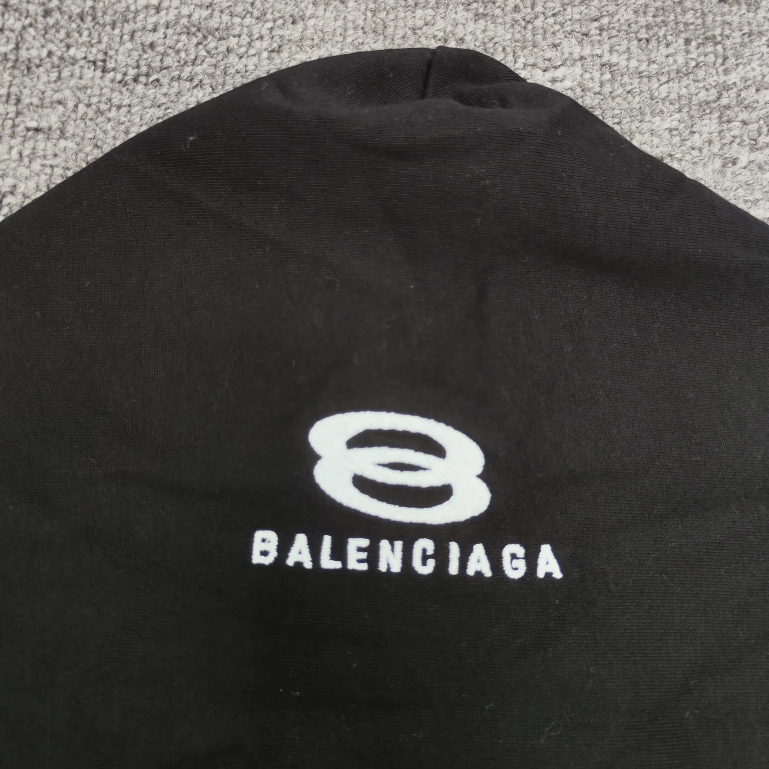 The top version of Balenciaga 24 new style Yang Chaoyue and Lu Yi are the same style. Fake two-piece hooded embroidered short-sleeves. Made of retro plain knitted fabric, customized plaid sleeves, button opening and closing design detail cuffs, German embroidery machine, mirror flipped high-density embroidery on the front chest. The body is spliced ​​with 2 kinds of fabric panels, with a layered effect, loose version, the same style for men and women! Color: Black Gray Size: S M L P: 350