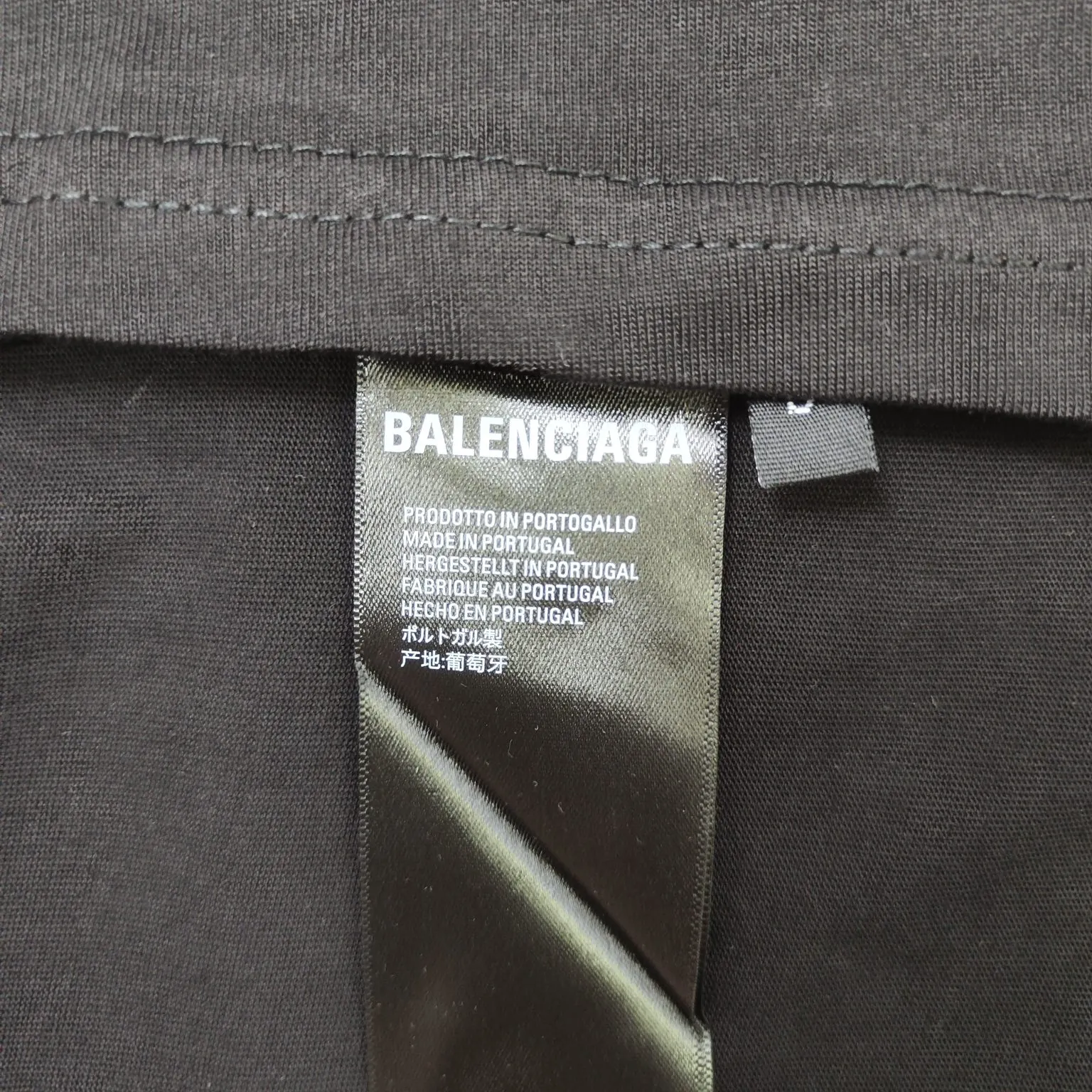 The top version of Balenciaga 24 new style Yang Chaoyue and Lu Yi are the same style. Fake two-piece hooded embroidered short-sleeves. Made of retro plain knitted fabric, customized plaid sleeves, button opening and closing design detail cuffs, German embroidery machine, mirror flipped high-density embroidery on the front chest. The body is spliced ​​with 2 kinds of fabric panels, with a layered effect, loose version, the same style for men and women! Color: Black Gray Size: S M L P: 350