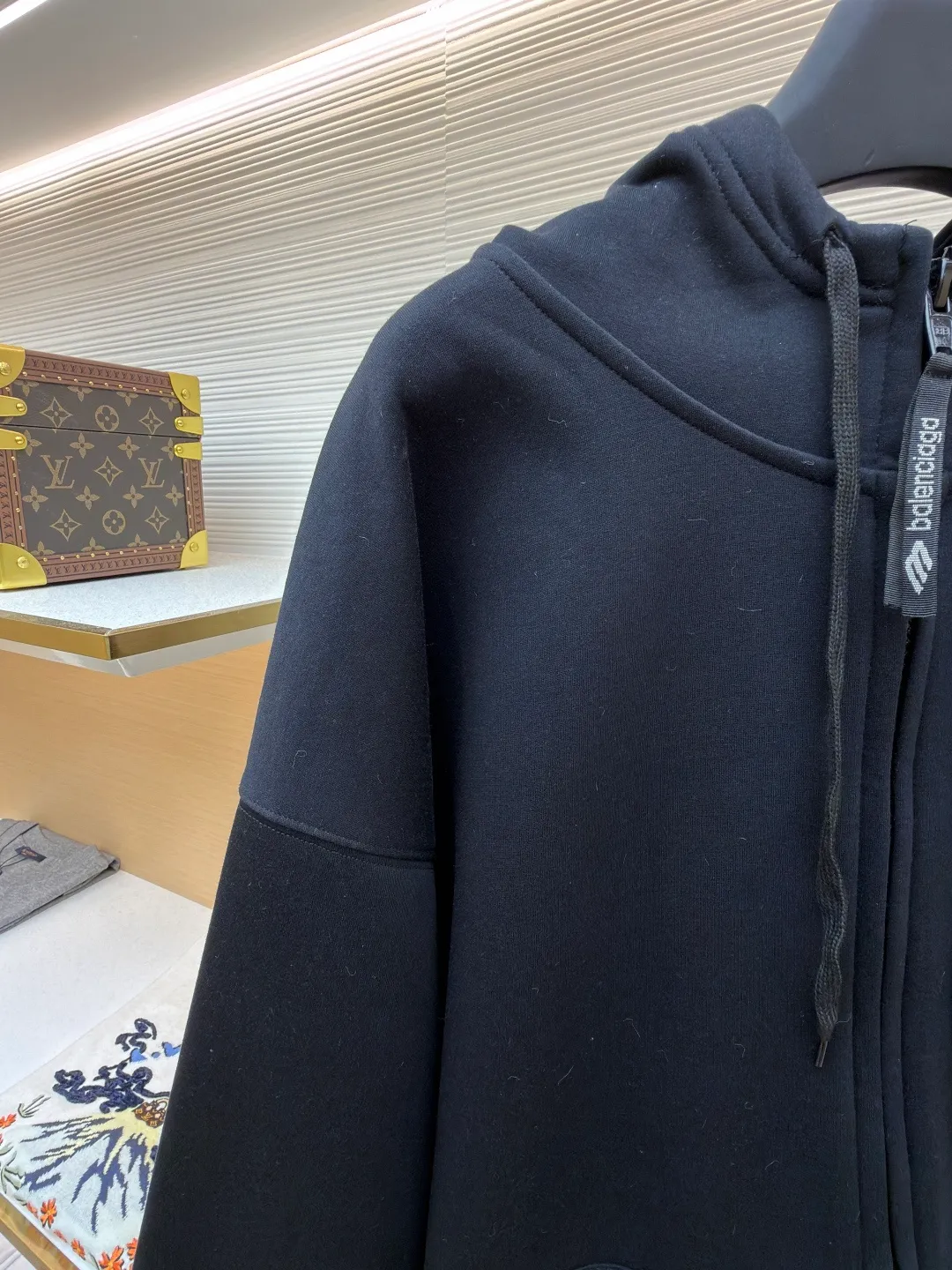 Balenciaga SIK WEAR ski series velvet hooded sweatshirt ●Original version: purchased and developed for 9999 ●Item number: 1681932-B15 ●Fabric: velvet fabric ●Technology: embroidery production ●Color: black ●Version: loose fit ●Weight: about 945 grams ●Size: XS-S-M-L ●Description: It adopts a high-count and high-density plain knitting structure. The surface shows an extremely delicate and smooth texture, giving the garment a low-key and high-end matte texture. This is in sharp contrast to traditional heavy and fluffy ski suits, achieving a balance between "light weight" and "excellent performance." After being treated with Teflon coating, the surface of the fabric can resist being soaked by snow water, while maintaining a certain degree of breathability to avoid accumulation of sweat inside. The fabric may also be tear-resistant and have some elasticity to ensure freedom of movement and durability during skiing. The interior is made of velvet material. By creating a large number of tiny air traps on its surface, a layer of still air is formed, which effectively locks body heat and achieves excellent warmth retention. The materials selected focus on skin-friendly feeling to avoid the itching that may be caused by ordinary thermal insulation materials. At the same time, excellent fleece has quick-drying properties, which can quickly export internal moisture to the outer layer for evaporation, keeping the skin dry and comfortable. It is perfect for the micro-environment of alternating hot and cold conditions when skiing. Zippers are not commercially available, but "customized rubber zippers" specially developed for the SIKWEAR series. Its teeth are treated with high-performance polymer or rubber to ensure they are smooth and durable in extremely cold environments and are not easy to freeze. The design of the zipper puller must also be ergonomically considered to facilitate operation when wearing gloves. Customized jacquard webbing, jacquard weaving technology can create clear, three-dimensional and never fall off patterns, its texture and firmness are far better than ordinary printing. This webbing becomes the main visual axis that runs through the front of the garment, making it highly recognizable. The letters are finished with Tajima embroidery. The effect is far superior to ordinary computer embroidery. It is characterized by extremely dense and even stitches, clear and sharp edges, and full and three-dimensional patterns. The direction and tension of each stitch are precisely controlled to ensure that the logo remains in perfect shape under any wearing condition and will not wrinkle or deform. The rich texture and luster brought about by this craftsmanship are core expressions of luxury identity. SIKWEAR velvet hooded sweatshirt is a piece of clothing art that integrates cutting-edge technological fabrics, sophisticated functional design, luxurious custom details and palace-level craftsmanship. It breaks the boundaries between professional ski wear and everyday fashion, creating a complete narrative about modern luxury sportswear. It's more than just a sweatshirt for keeping warm, it's a piece of equipment for connoisseurs who pursue ultimate performance and top-notch fashion. The overall wiring is straight and delicate, the fabric is comfortable and soft, and the color is consistent without color difference. It can be matched with the same style to create a fashionable look and control various occasions. Customized accessories, complete with three standards, same style for men and women!