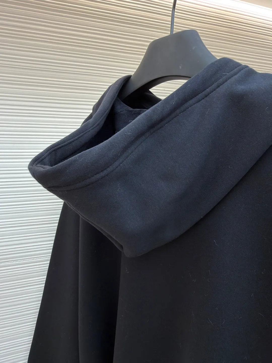 Balenciaga SIK WEAR ski series velvet hooded sweatshirt ●Original version: purchased and developed for 9999 ●Item number: 1681932-B15 ●Fabric: velvet fabric ●Technology: embroidery production ●Color: black ●Version: loose fit ●Weight: about 945 grams ●Size: XS-S-M-L ●Description: It adopts a high-count and high-density plain knitting structure. The surface shows an extremely delicate and smooth texture, giving the garment a low-key and high-end matte texture. This is in sharp contrast to traditional heavy and fluffy ski suits, achieving a balance between "light weight" and "excellent performance." After being treated with Teflon coating, the surface of the fabric can resist being soaked by snow water, while maintaining a certain degree of breathability to avoid accumulation of sweat inside. The fabric may also be tear-resistant and have some elasticity to ensure freedom of movement and durability during skiing. The interior is made of velvet material. By creating a large number of tiny air traps on its surface, a layer of still air is formed, which effectively locks body heat and achieves excellent warmth retention. The materials selected focus on skin-friendly feeling to avoid the itching that may be caused by ordinary thermal insulation materials. At the same time, excellent fleece has quick-drying properties, which can quickly export internal moisture to the outer layer for evaporation, keeping the skin dry and comfortable. It is perfect for the micro-environment of alternating hot and cold conditions when skiing. Zippers are not commercially available, but "customized rubber zippers" specially developed for the SIKWEAR series. Its teeth are treated with high-performance polymer or rubber to ensure they are smooth and durable in extremely cold environments and are not easy to freeze. The design of the zipper puller must also be ergonomically considered to facilitate operation when wearing gloves. Customized jacquard webbing, jacquard weaving technology can create clear, three-dimensional and never fall off patterns, its texture and firmness are far better than ordinary printing. This webbing becomes the main visual axis that runs through the front of the garment, making it highly recognizable. The letters are finished with Tajima embroidery. The effect is far superior to ordinary computer embroidery. It is characterized by extremely dense and even stitches, clear and sharp edges, and full and three-dimensional patterns. The direction and tension of each stitch are precisely controlled to ensure that the logo remains in perfect shape under any wearing condition and will not wrinkle or deform. The rich texture and luster brought about by this craftsmanship are core expressions of luxury identity. SIKWEAR velvet hooded sweatshirt is a piece of clothing art that integrates cutting-edge technological fabrics, sophisticated functional design, luxurious custom details and palace-level craftsmanship. It breaks the boundaries between professional ski wear and everyday fashion, creating a complete narrative about modern luxury sportswear. It's more than just a sweatshirt for keeping warm, it's a piece of equipment for connoisseurs who pursue ultimate performance and top-notch fashion. The overall wiring is straight and delicate, the fabric is comfortable and soft, and the color is consistent without color difference. It can be matched with the same style to create a fashionable look and control various occasions. Customized accessories, complete with three standards, same style for men and women!