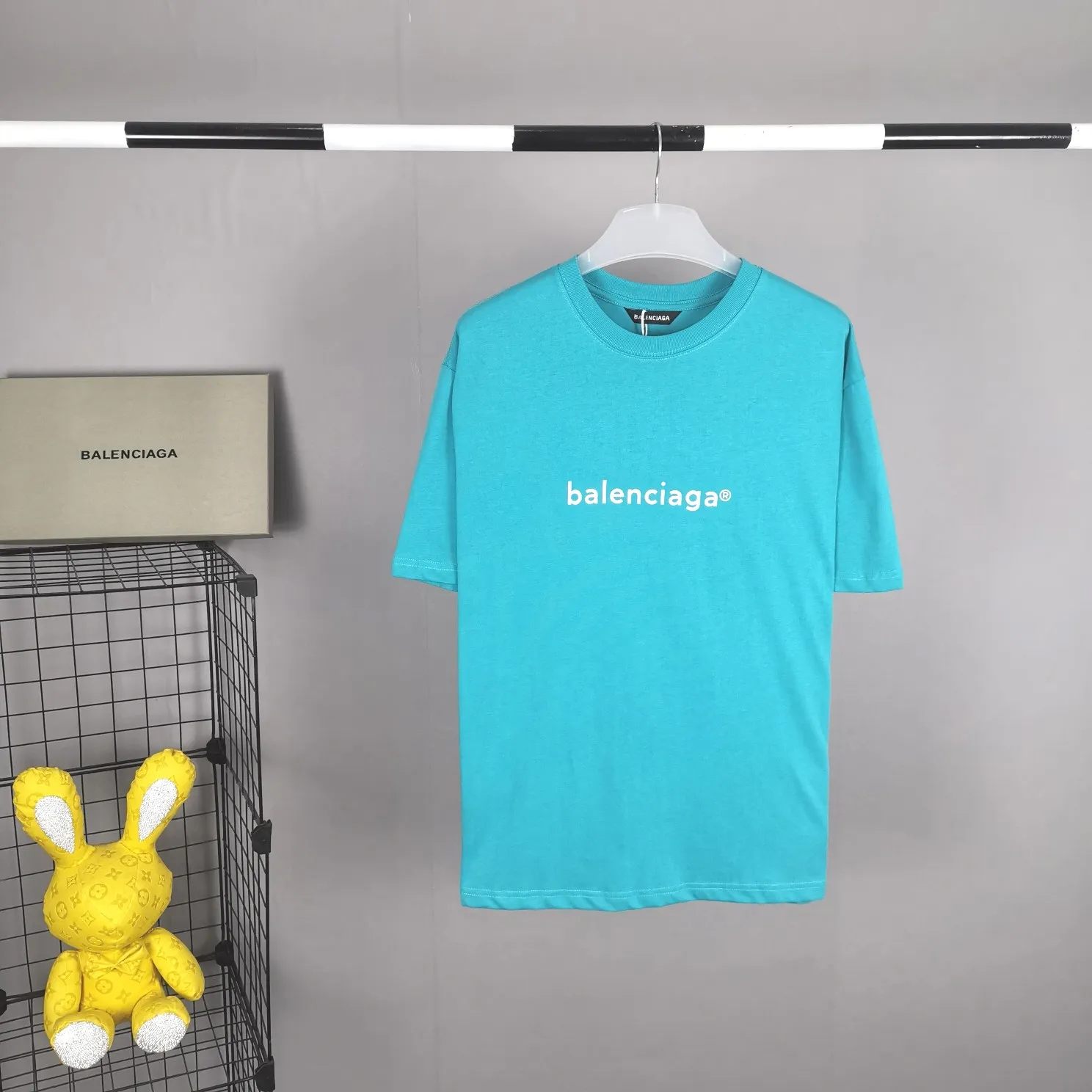 The top tested version of Balenciaga mailbox letter logo pure cotton loose-fitting trendy brand short sleeves for men and women. A simple basic T. A simple short sleeve that you can fall in love with at first glance. The Blcg mailbox logo on the chest is simple and beautiful. It is operated by an imported elliptical machine, without burrs and neatly aligned! The fabric is made of 260g double-ply double-yarn plain cotton fabric, which is different from the low-end version. The color is also super beautiful. It’s the best price! ! ! ! !  Color: black, white, fog blue, khaki, lake green Size: XS-L P:240