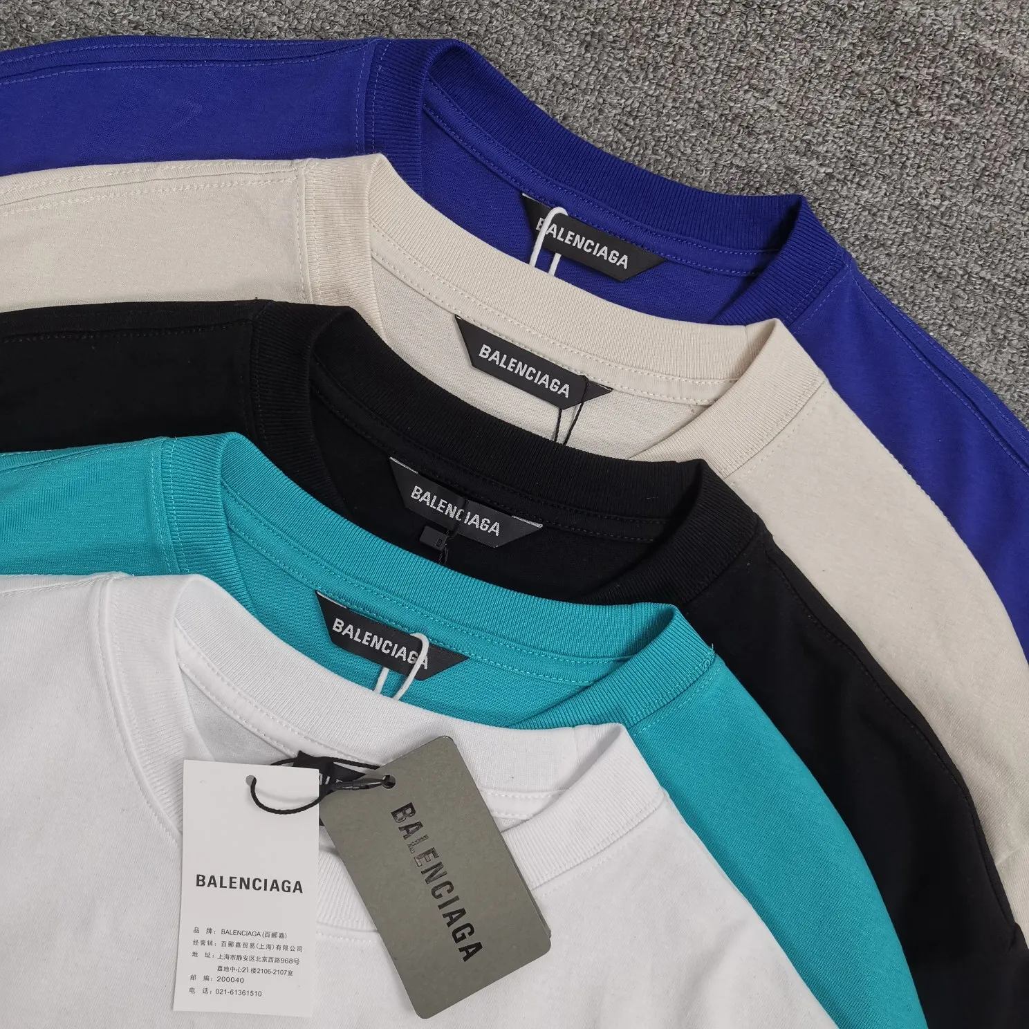 The top tested version of Balenciaga mailbox letter logo pure cotton loose-fitting trendy brand short sleeves for men and women. A simple basic T. A simple short sleeve that you can fall in love with at first glance. The Blcg mailbox logo on the chest is simple and beautiful. It is operated by an imported elliptical machine, without burrs and neatly aligned! The fabric is made of 260g double-ply double-yarn plain cotton fabric, which is different from the low-end version. The color is also super beautiful. It’s the best price! ! ! ! !  Color: black, white, fog blue, khaki, lake green Size: XS-L P:240