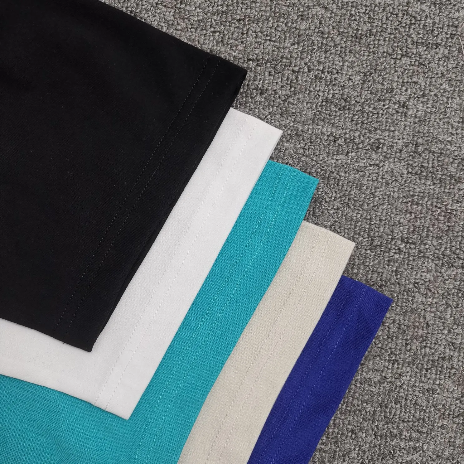 The top tested version of Balenciaga mailbox letter logo pure cotton loose-fitting trendy brand short sleeves for men and women. A simple basic T. A simple short sleeve that you can fall in love with at first glance. The Blcg mailbox logo on the chest is simple and beautiful. It is operated by an imported elliptical machine, without burrs and neatly aligned! The fabric is made of 260g double-ply double-yarn plain cotton fabric, which is different from the low-end version. The color is also super beautiful. It’s the best price! ! ! ! !  Color: black, white, fog blue, khaki, lake green Size: XS-L P:240