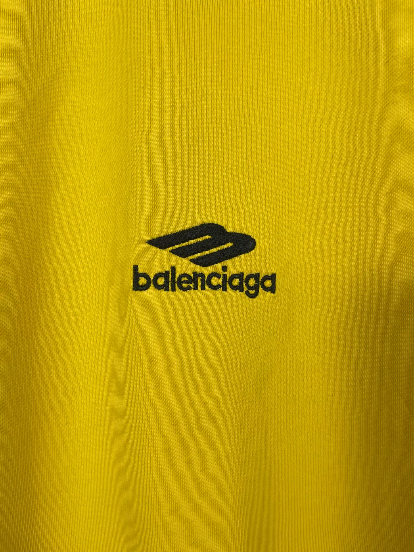 🅿️200 Actual pictures [Top version. Official website quality] BALENCI*GA/Paris BALENCI*GA#SS26 The latest model of the ski sports series, with a small LOGO on the front and a large LOGO on the back, classic icons embroidered with thousands of needles. Brick cabinet sync. Genuine products are developed and developed in the first time. Welcome to compare! The fabric is made of Paris ZP custom-woven and dyed 100% cotton double-yarn compact cotton. The weight is 260 grams. The cloth surface is clean. The cloth pattern is clear. It is soft and comfortable. It has good color fastness and is not easy to change color. The threads are woven and dyed with no color difference. The embroidery is done using imported Tajima embroidery machines. Super 10W needle and thread high-density embroidery. The effect is three-dimensional and the lines are clear. No burrs and miscellaneous threads, super high-tech embroidery. The version adopts OS loose shoulder design. Same style for men and women. Code: BL253737 Color: black, white, yellow, blue Size: XS, S, M, L