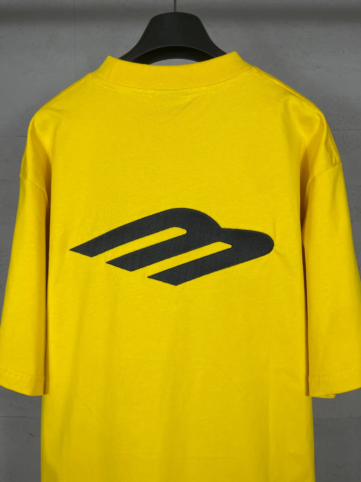🅿️200 Actual pictures [Top version. Official website quality] BALENCI*GA/Paris BALENCI*GA#SS26 The latest model of the ski sports series, with a small LOGO on the front and a large LOGO on the back, classic icons embroidered with thousands of needles. Brick cabinet sync. Genuine products are developed and developed in the first time. Welcome to compare! The fabric is made of Paris ZP custom-woven and dyed 100% cotton double-yarn compact cotton. The weight is 260 grams. The cloth surface is clean. The cloth pattern is clear. It is soft and comfortable. It has good color fastness and is not easy to change color. The threads are woven and dyed with no color difference. The embroidery is done using imported Tajima embroidery machines. Super 10W needle and thread high-density embroidery. The effect is three-dimensional and the lines are clear. No burrs and miscellaneous threads, super high-tech embroidery. The version adopts OS loose shoulder design. Same style for men and women. Code: BL253737 Color: black, white, yellow, blue Size: XS, S, M, L