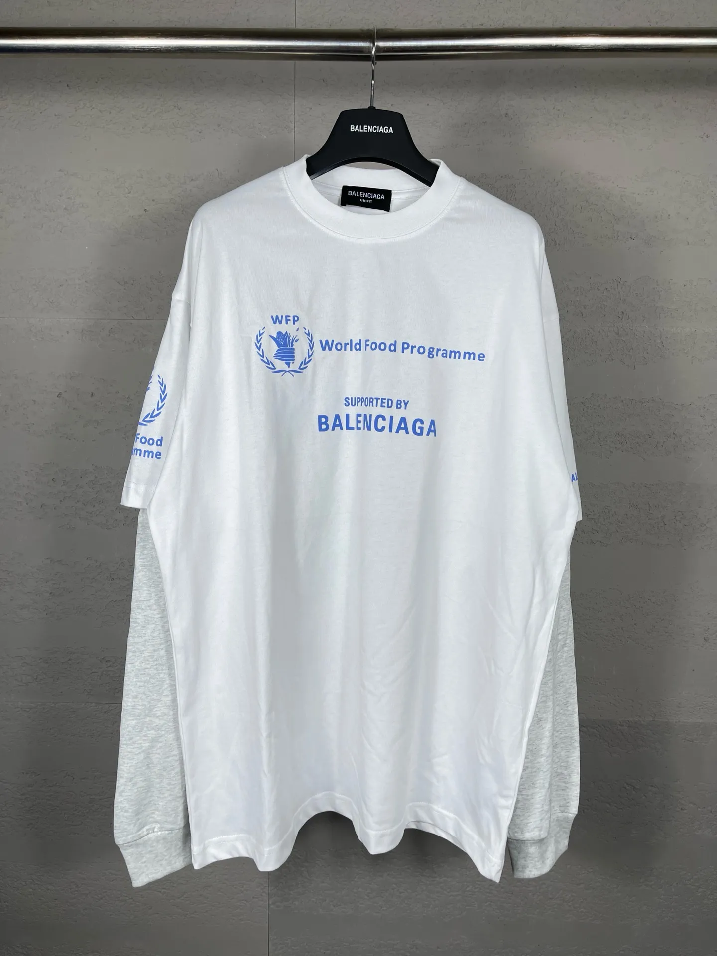 🅿️216 Real photos [Top version. Official website quality] BALENCIAGA/Balenciaga WFP World Food Agency charity limited edition #long-sleeved T-shirt. The fabric is made of Paris ZP custom-woven and dyed cotton double yarn. Weighing 260 grams, the cloth surface is clean. The cloth pattern is clear, soft and comfortable. The ribbing is dyed with no color difference. The classic pattern printing uses environmentally friendly imported glue, micro-foam printing. Precision screen. The letters are clear. No burrs. Strong three-dimensional effect. The version adopts OS loose shoulder version. Same style for men and women. Coding: BL225016 Color: white, black Size: XS S M L