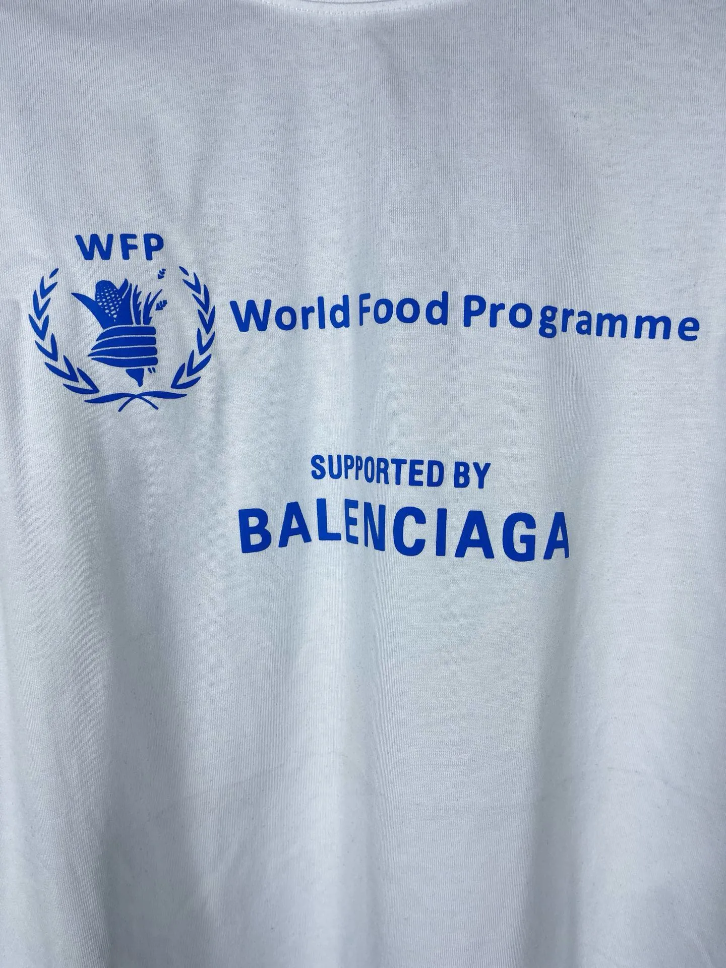 🅿️216 Real photos [Top version. Official website quality] BALENCIAGA/Balenciaga WFP World Food Agency charity limited edition #long-sleeved T-shirt. The fabric is made of Paris ZP custom-woven and dyed cotton double yarn. Weighing 260 grams, the cloth surface is clean. The cloth pattern is clear, soft and comfortable. The ribbing is dyed with no color difference. The classic pattern printing uses environmentally friendly imported glue, micro-foam printing. Precision screen. The letters are clear. No burrs. Strong three-dimensional effect. The version adopts OS loose shoulder version. Same style for men and women. Coding: BL225016 Color: white, black Size: XS S M L