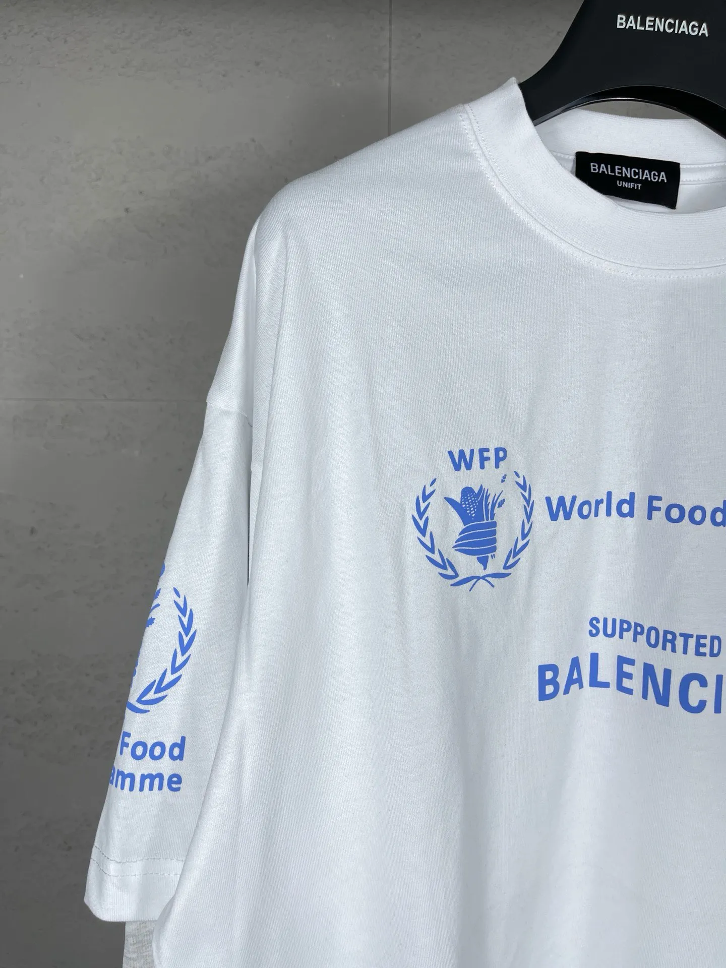 🅿️216 Real photos [Top version. Official website quality] BALENCIAGA/Balenciaga WFP World Food Agency charity limited edition #long-sleeved T-shirt. The fabric is made of Paris ZP custom-woven and dyed cotton double yarn. Weighing 260 grams, the cloth surface is clean. The cloth pattern is clear, soft and comfortable. The ribbing is dyed with no color difference. The classic pattern printing uses environmentally friendly imported glue, micro-foam printing. Precision screen. The letters are clear. No burrs. Strong three-dimensional effect. The version adopts OS loose shoulder version. Same style for men and women. Coding: BL225016 Color: white, black Size: XS S M L