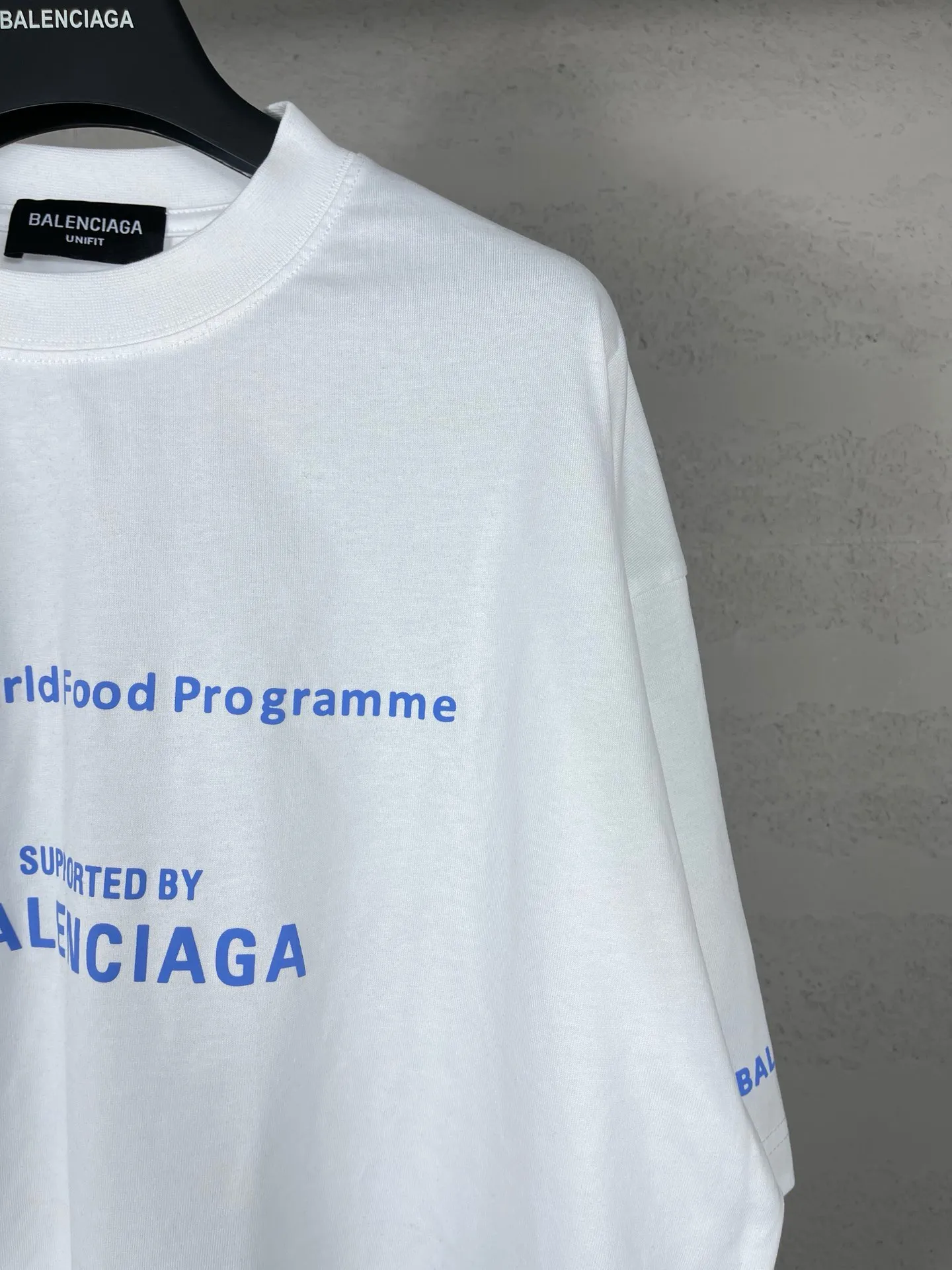 🅿️216 Real photos [Top version. Official website quality] BALENCIAGA/Balenciaga WFP World Food Agency charity limited edition #long-sleeved T-shirt. The fabric is made of Paris ZP custom-woven and dyed cotton double yarn. Weighing 260 grams, the cloth surface is clean. The cloth pattern is clear, soft and comfortable. The ribbing is dyed with no color difference. The classic pattern printing uses environmentally friendly imported glue, micro-foam printing. Precision screen. The letters are clear. No burrs. Strong three-dimensional effect. The version adopts OS loose shoulder version. Same style for men and women. Coding: BL225016 Color: white, black Size: XS S M L