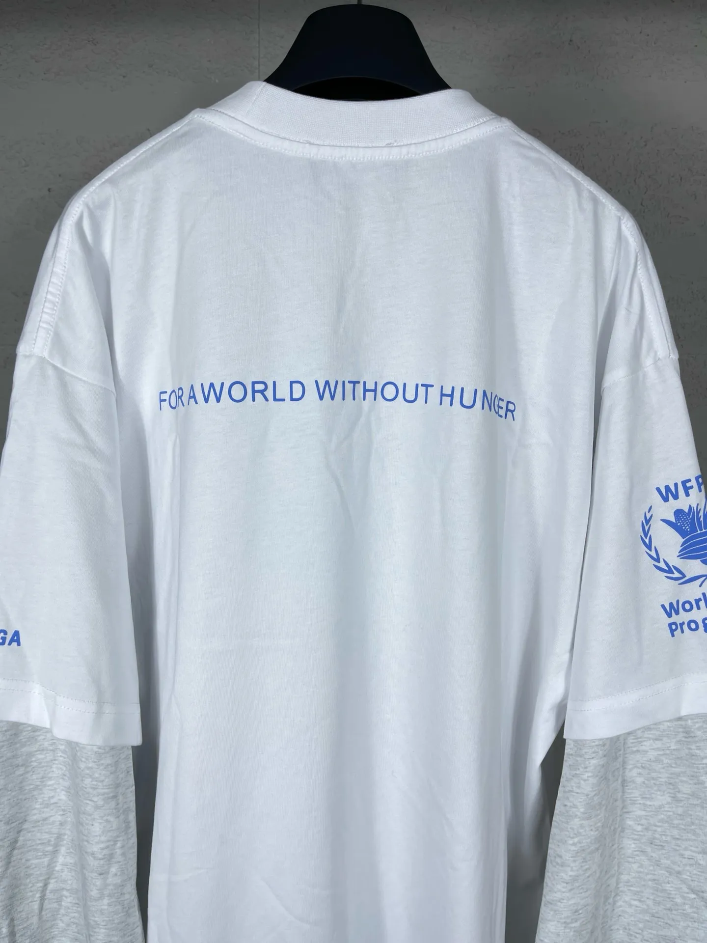 🅿️216 Real photos [Top version. Official website quality] BALENCIAGA/Balenciaga WFP World Food Agency charity limited edition #long-sleeved T-shirt. The fabric is made of Paris ZP custom-woven and dyed cotton double yarn. Weighing 260 grams, the cloth surface is clean. The cloth pattern is clear, soft and comfortable. The ribbing is dyed with no color difference. The classic pattern printing uses environmentally friendly imported glue, micro-foam printing. Precision screen. The letters are clear. No burrs. Strong three-dimensional effect. The version adopts OS loose shoulder version. Same style for men and women. Coding: BL225016 Color: white, black Size: XS S M L