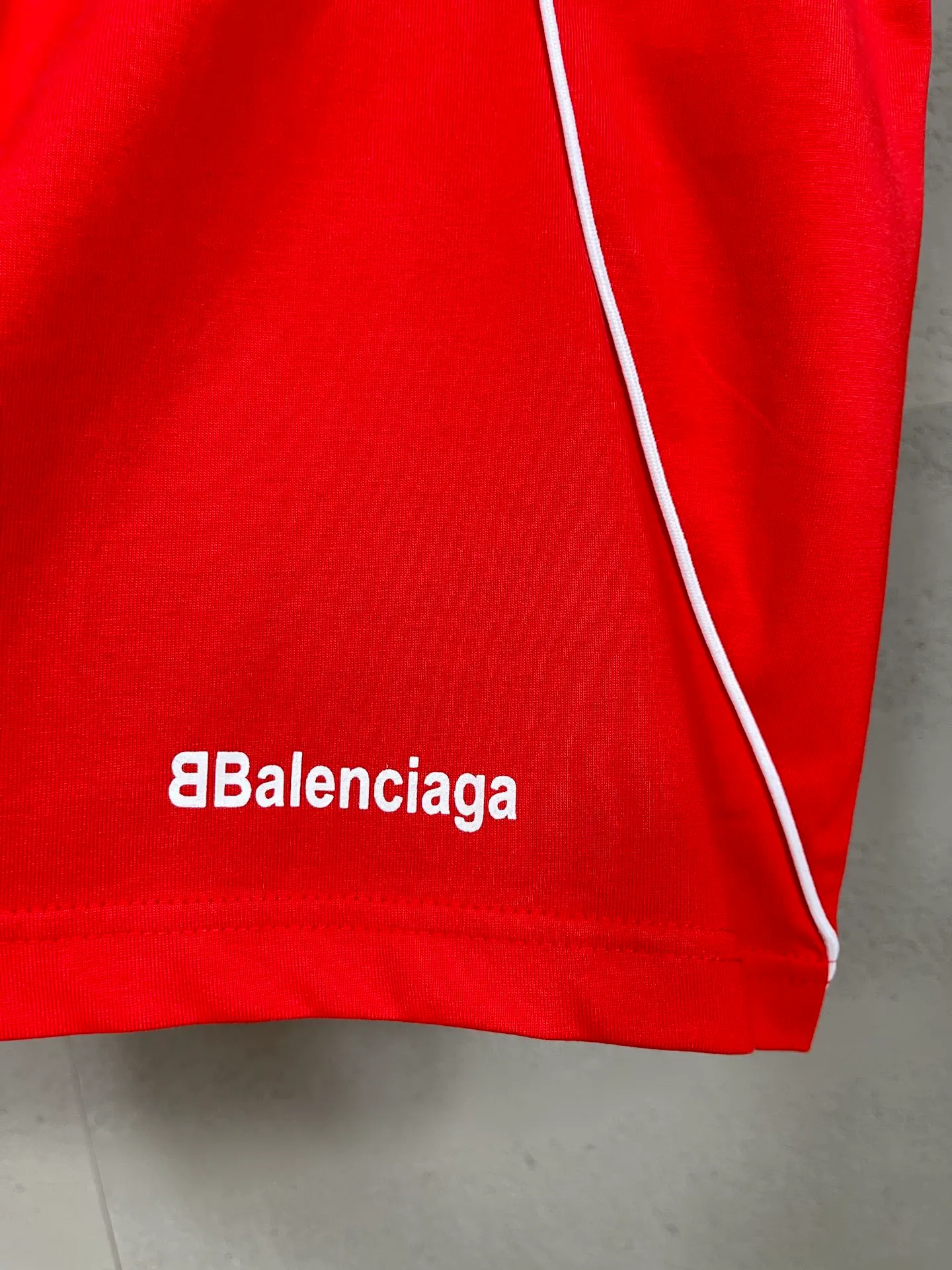 🅿️260 real photos [Top version. Official website quality] BALENCI*GA/Paris new joint football sportswear LOGO embroidered printed short-sleeved T-shirt# The whole piece of clothing is spliced ​​with multiple stitching edges. The craftsmanship is super complex and it is popular in different markets. Positive P is pure cotton cloth, not an ordinary healthy cloth. Welcome to compare🆚. The fabric is made of Paris ZP custom-woven and dyed cotton double yarn. Weighing 260 grams, the cloth surface is clean. The cloth pattern is clear, soft and comfortable. The threads are dyed with no color difference. The classic pattern embroidery is embroidered by Tajima imported embroidery machine, and the printing uses imported glue. The letters are clear, three-dimensional and without burrs. Jubie market produces pictures based on pictures. Welcome to compare. The version adopts OS loose shoulder design. Same style for men and women. Code: BL223338 Color: black, white, pink, fluorescent yellow, red, Size: XS to L