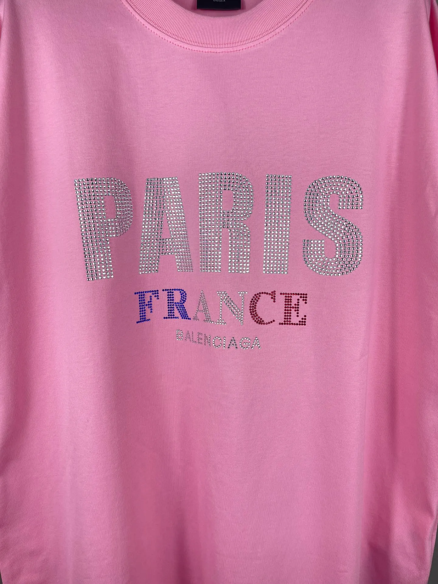 🅿️190 real photos [Top version. Official website quality] BALENCI*GA/Paris BALENCI*GA# new model, with paris. Stress art wood works on the front and rhinestone short-sleeved T-shirt on the back. . Brick cabinet synchronization. The fabric is made of Paris ZP custom-woven and dyed 100% cotton with double yarn and compact cotton. The weight is 260 grams. The cloth surface is clean. The cloth pattern is clear. It is soft and comfortable. It has good color fastness and is not easy to change color. The threads are woven and dyed with no color difference. The front hot diamond is made of imported Austrian diamond, which has good gloss and is not easy to fall off. Comparisons welcome. Restore brick cabinet. The version adopts OS loose shoulder version. Same style for men and women. Code: BL223397 Color: black, pink Size: XS S M L