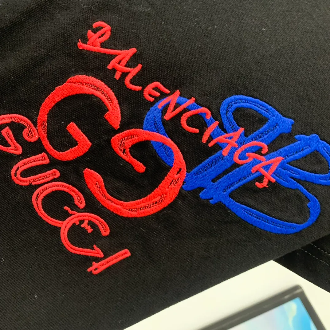 [New arrival] The top tested version of the Balenciaga The textile has high density, good drape, and is not easy to deform. The thick texture and compact spinning process will not affect the breathability of the fabric. The color saturation is very high. The embroidery process uses imported embroidery machines to make the embroidery colors fuller and the embroidery more three-dimensional. The upper body effect is good. It is a versatile and beautiful short-sleeved one. The loose fit covers the flesh and makes you look thinner. It is tolerant to fat figures and you can lose five pounds instantly when you put it on. Three standards for customized accessories. Size: S-XL Color: Black White P:260