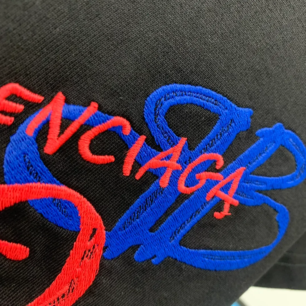 [New arrival] The top tested version of the Balenciaga The textile has high density, good drape, and is not easy to deform. The thick texture and compact spinning process will not affect the breathability of the fabric. The color saturation is very high. The embroidery process uses imported embroidery machines to make the embroidery colors fuller and the embroidery more three-dimensional. The upper body effect is good. It is a versatile and beautiful short-sleeved one. The loose fit covers the flesh and makes you look thinner. It is tolerant to fat figures and you can lose five pounds instantly when you put it on. Three standards for customized accessories. Size: S-XL Color: Black White P:260