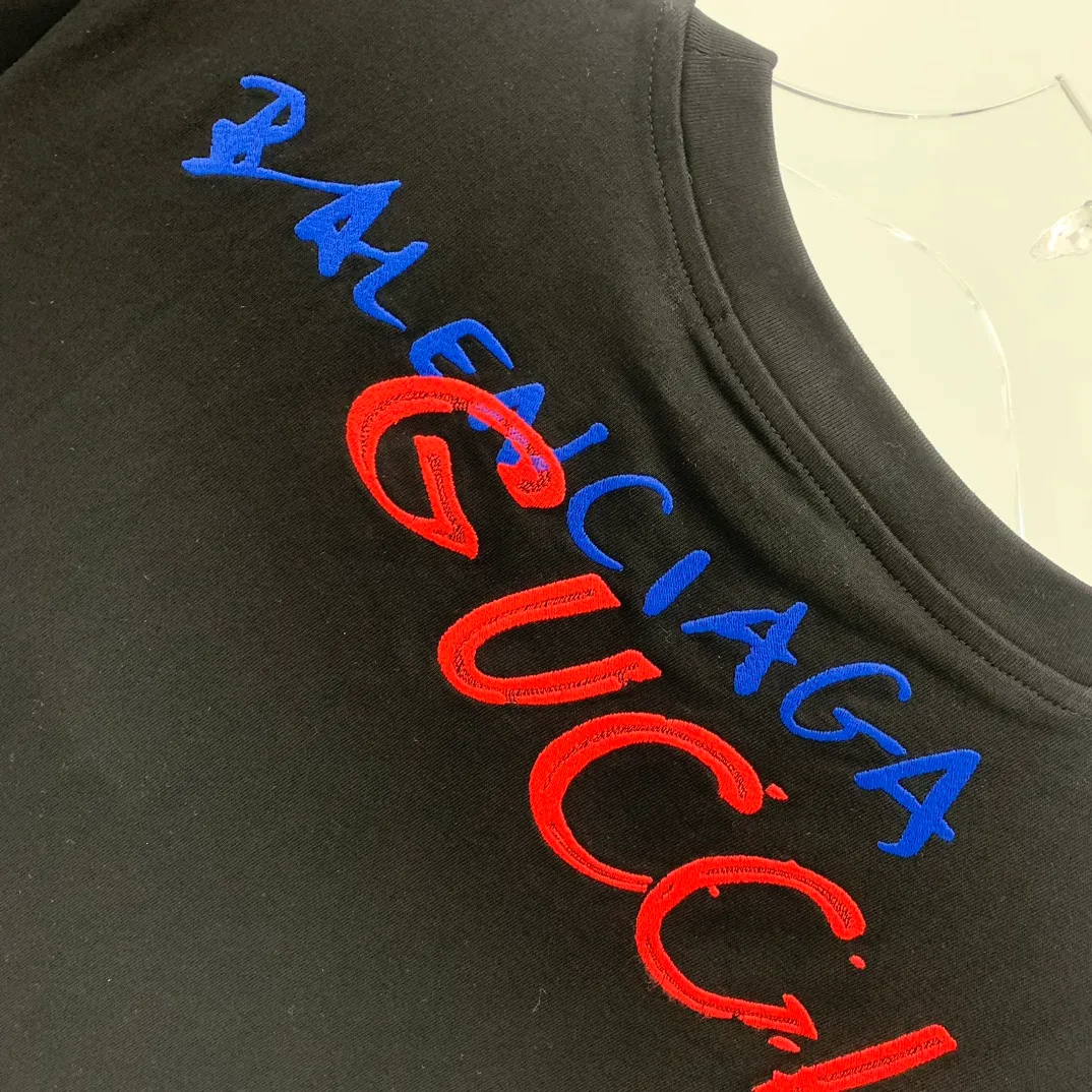 [New arrival] The top tested version of the Balenciaga The textile has high density, good drape, and is not easy to deform. The thick texture and compact spinning process will not affect the breathability of the fabric. The color saturation is very high. The embroidery process uses imported embroidery machines to make the embroidery colors fuller and the embroidery more three-dimensional. The upper body effect is good. It is a versatile and beautiful short-sleeved one. The loose fit covers the flesh and makes you look thinner. It is tolerant to fat figures and you can lose five pounds instantly when you put it on. Three standards for customized accessories. Size: S-XL Color: Black White P:260