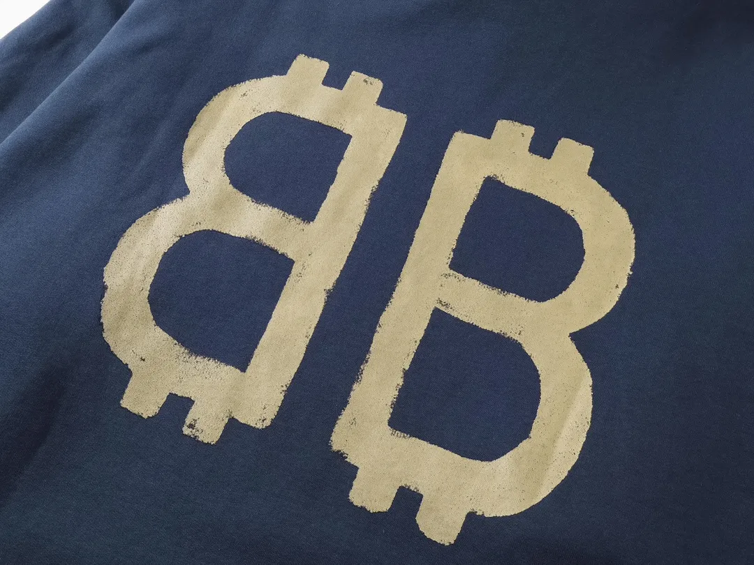 🅿️356 Detailed Pictures [Top version. Official website quality] BALENCI*GA/Paris. 2023 latest mud hand-painted frayed washed and distressed long-sleeved hooded sweatshirt. The brick cabinets are synchronized. ⚠️ Differentiate the market currency. Developed by YB. The color is black and blue. Worn. The hand-painted is consistent with ZP, ‼ ️The fabric is made of Paris ZP custom-woven and dyed cotton sweatshirt. The weight is 450 grams. The cloth surface is clean. The cloth pattern is clear, soft and comfortable. The threads are dyed with no color difference. Ready-made garments are hand-painted, worn, and distressed, with heavy craftsmanship. Comparisons welcome. The version adopts OS loose shoulder design. Same style for men and women. Code: BL238003 Color: black blue, off-white, blue Size: XS S M L