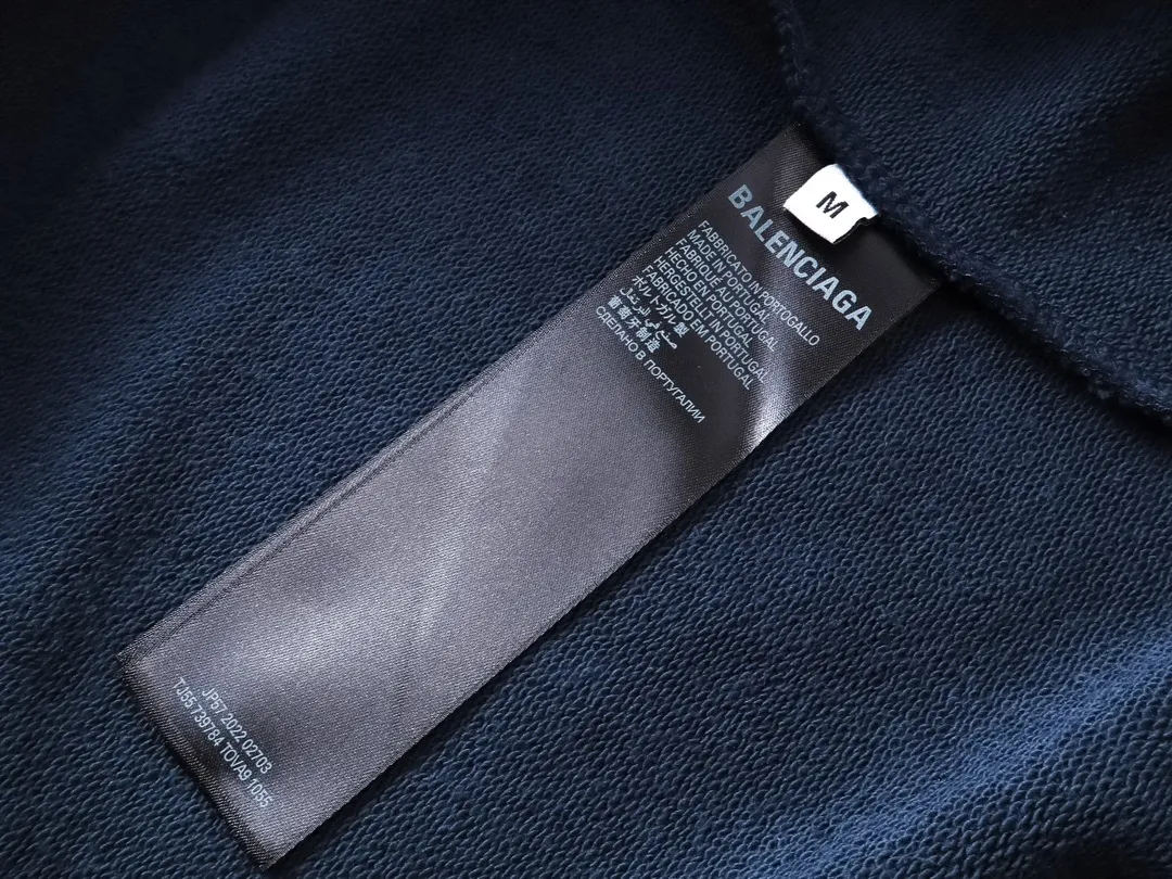 🅿️356 Detailed Pictures [Top version. Official website quality] BALENCI*GA/Paris. 2023 latest mud hand-painted frayed washed and distressed long-sleeved hooded sweatshirt. The brick cabinets are synchronized. ⚠️ Differentiate the market currency. Developed by YB. The color is black and blue. Worn. The hand-painted is consistent with ZP, ‼ ️The fabric is made of Paris ZP custom-woven and dyed cotton sweatshirt. The weight is 450 grams. The cloth surface is clean. The cloth pattern is clear, soft and comfortable. The threads are dyed with no color difference. Ready-made garments are hand-painted, worn, and distressed, with heavy craftsmanship. Comparisons welcome. The version adopts OS loose shoulder design. Same style for men and women. Code: BL238003 Color: black blue, off-white, blue Size: XS S M L