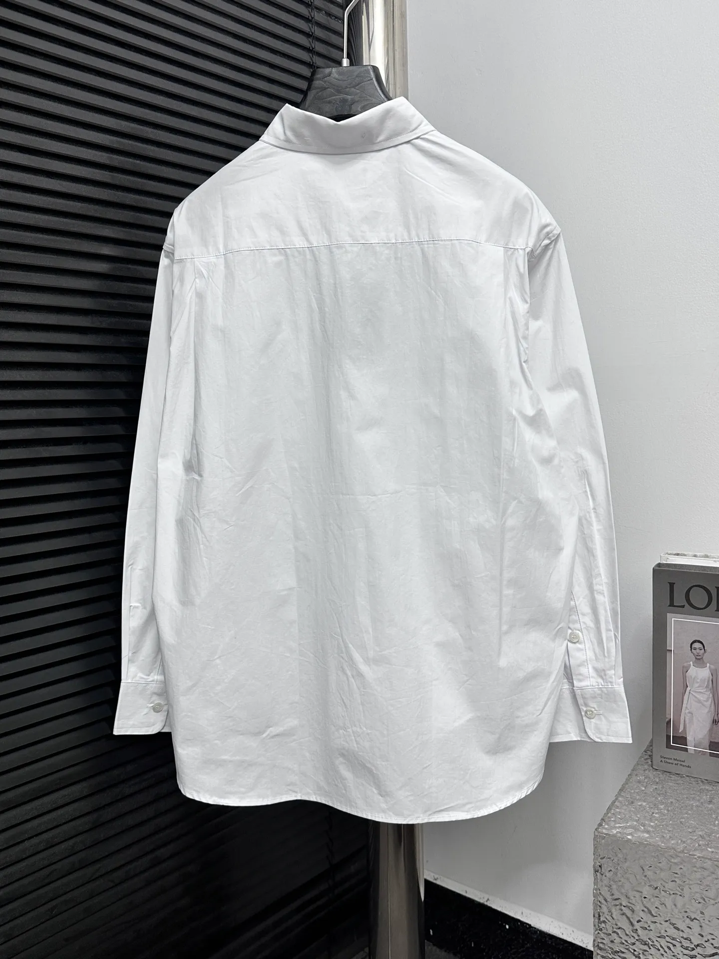 🅿️300 [Balenciaga] Paris embroidered small letter shirt jacket. Customized classic double-sided thick long-staple cotton Paris shirt material. The different textures on both sides are consistent with the original version. The texture is visible to the naked eye. The upper body is three-dimensional and stylish. It is close-fitting, comfortable and soft. Specially supplied to export assembly line shirt factories. First-line brand quality. Same style for men and women! Size: 36 38 40 42