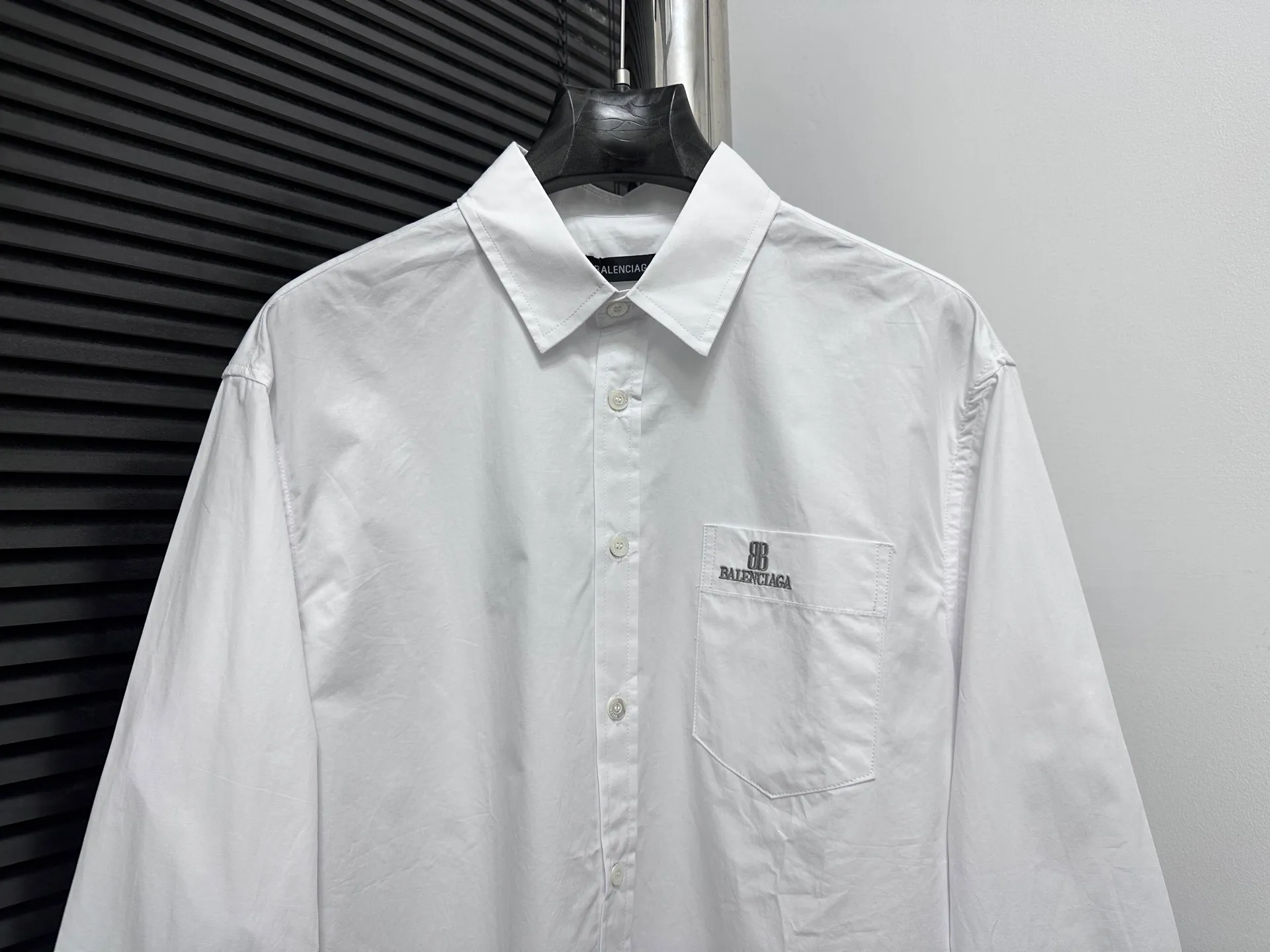 🅿️300 [Balenciaga] Paris embroidered small letter shirt jacket. Customized classic double-sided thick long-staple cotton Paris shirt material. The different textures on both sides are consistent with the original version. The texture is visible to the naked eye. The upper body is three-dimensional and stylish. It is close-fitting, comfortable and soft. Specially supplied to export assembly line shirt factories. First-line brand quality. Same style for men and women! Size: 36 38 40 42