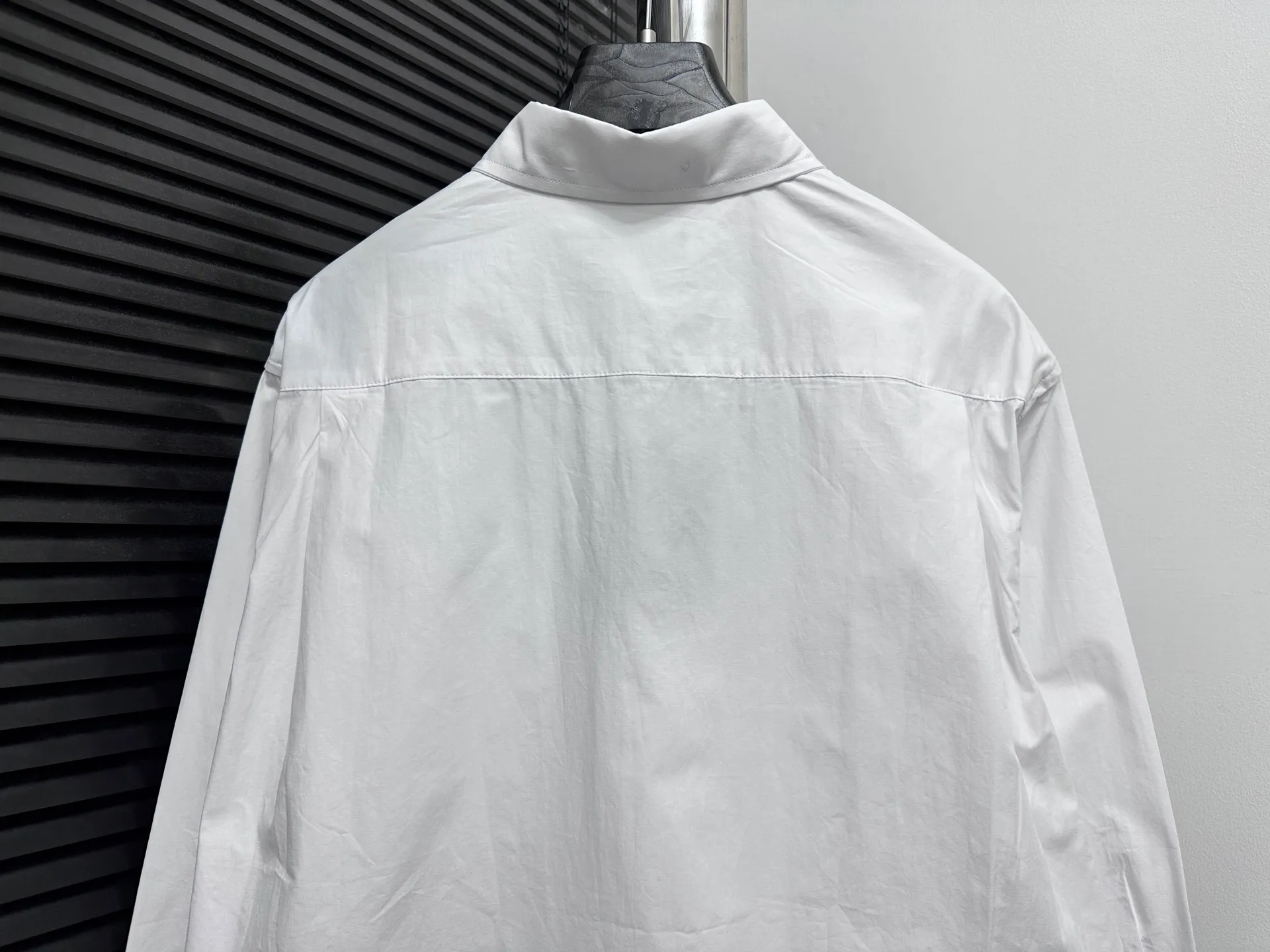 🅿️300 [Balenciaga] Paris embroidered small letter shirt jacket. Customized classic double-sided thick long-staple cotton Paris shirt material. The different textures on both sides are consistent with the original version. The texture is visible to the naked eye. The upper body is three-dimensional and stylish. It is close-fitting, comfortable and soft. Specially supplied to export assembly line shirt factories. First-line brand quality. Same style for men and women! Size: 36 38 40 42