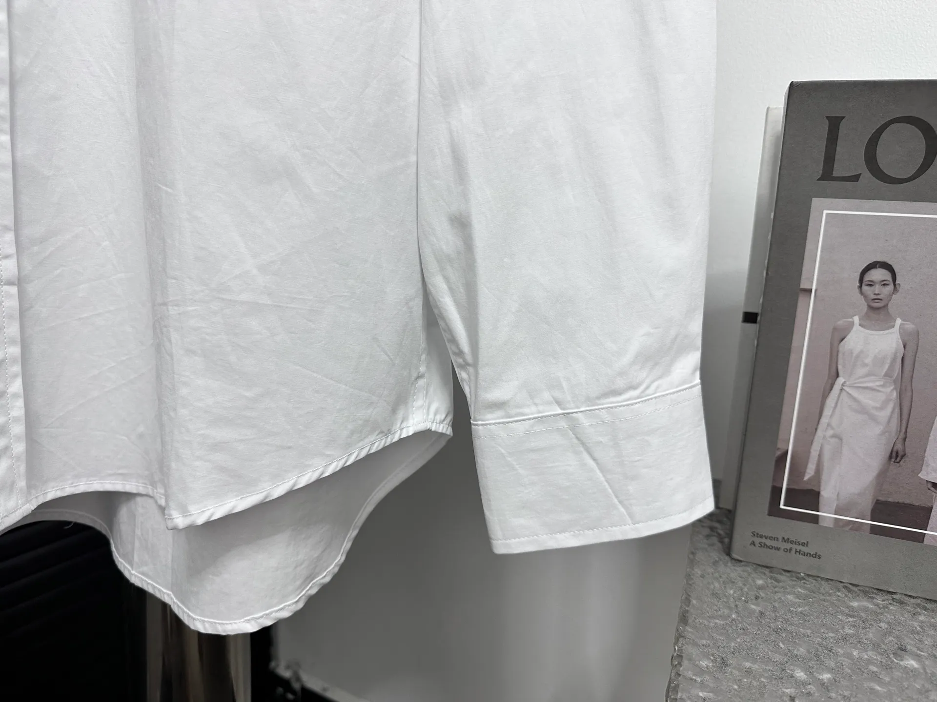 🅿️300 [Balenciaga] Paris embroidered small letter shirt jacket. Customized classic double-sided thick long-staple cotton Paris shirt material. The different textures on both sides are consistent with the original version. The texture is visible to the naked eye. The upper body is three-dimensional and stylish. It is close-fitting, comfortable and soft. Specially supplied to export assembly line shirt factories. First-line brand quality. Same style for men and women! Size: 36 38 40 42