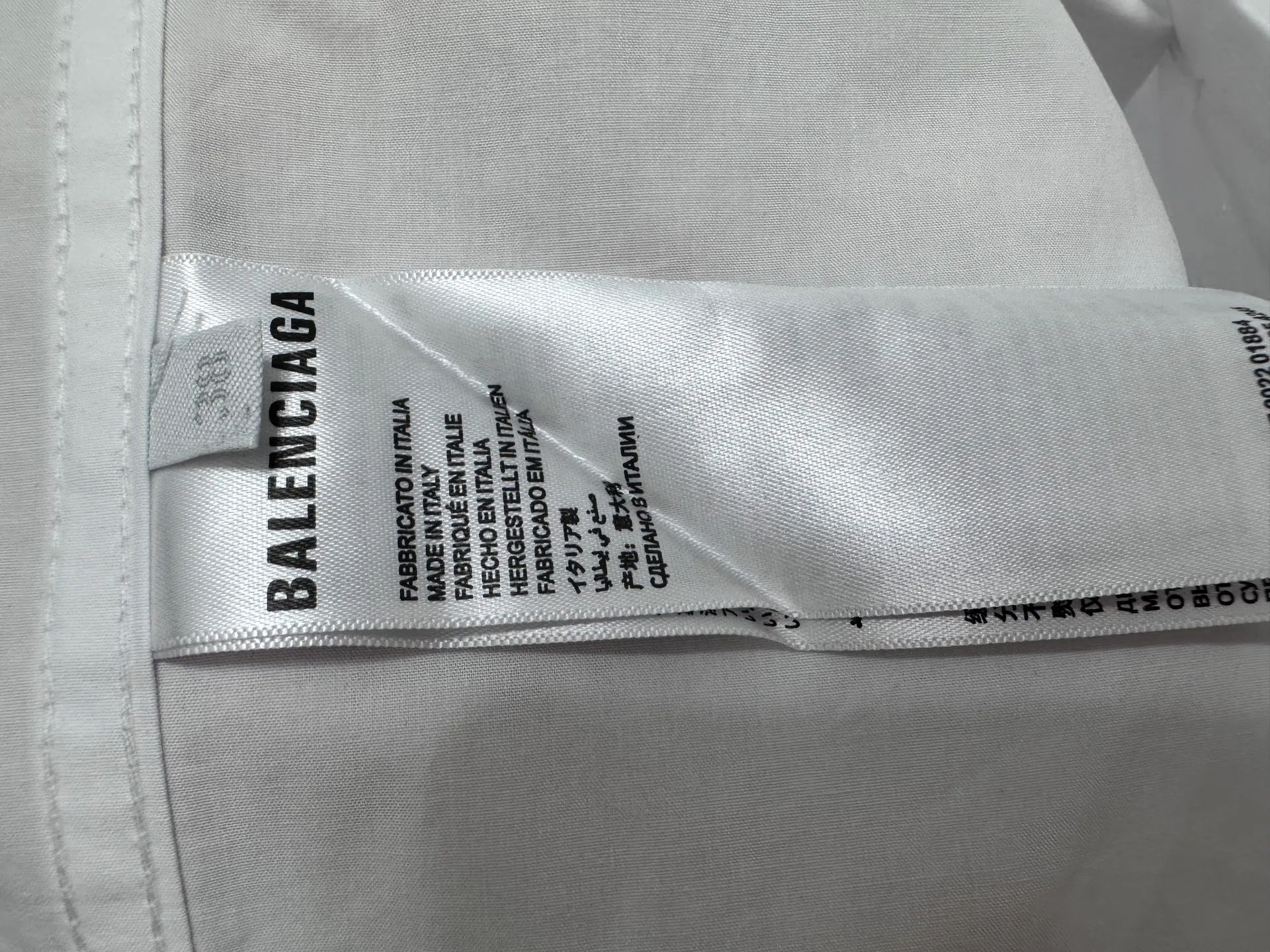 🅿️300 [Balenciaga] Paris embroidered small letter shirt jacket. Customized classic double-sided thick long-staple cotton Paris shirt material. The different textures on both sides are consistent with the original version. The texture is visible to the naked eye. The upper body is three-dimensional and stylish. It is close-fitting, comfortable and soft. Specially supplied to export assembly line shirt factories. First-line brand quality. Same style for men and women! Size: 36 38 40 42