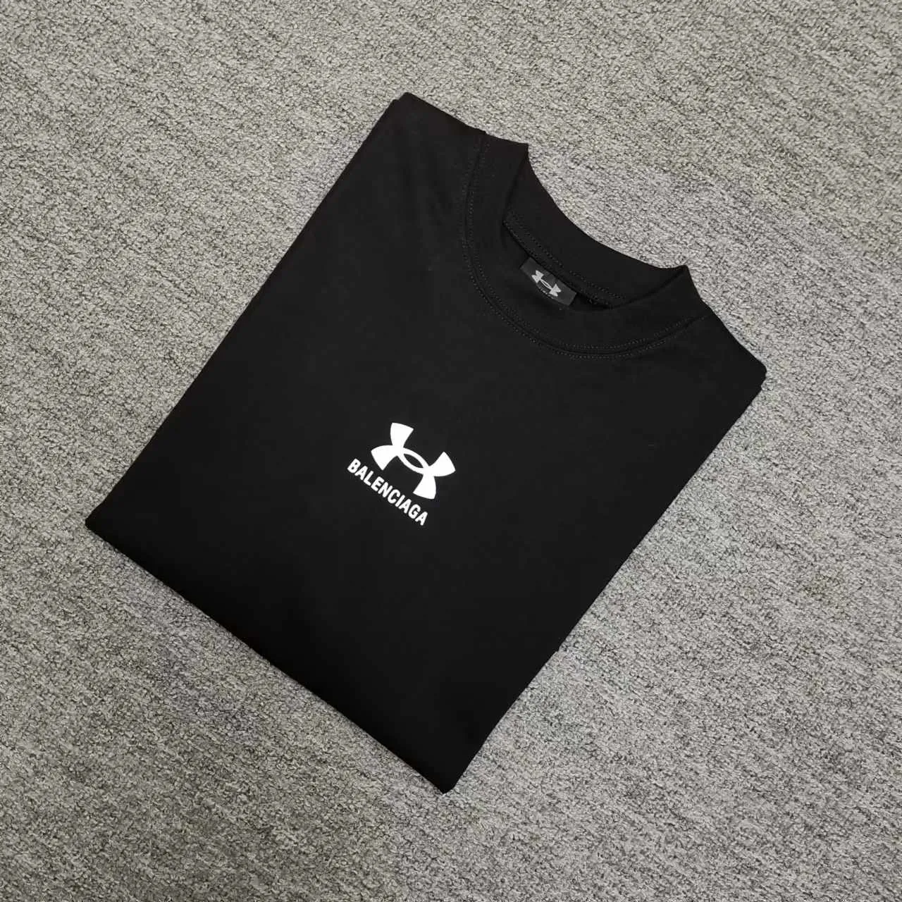 The top version of Balenciaga Under Armor printed round neck short-sleeved T-shirt. Purchase the original pattern and make a sample. Compare the original fabric, pattern and details. Fabric: Made of 100% cotton fabric and imported cotton yarn. Soft, skin-friendly and non-irritating.  Craftsmanship: The clothing is a front-shoulder version, and all pieces are cut one-to-one by professional masters. Details: All accessories are genuine one-to-one custom-made and fully equipped, including the buttons on the front of the clothing.  Purchase the original benchmarking details fabric, high version, heavyweight high weight 320g double yarn pure cotton fabric color: black code number: XS S M L P: 290