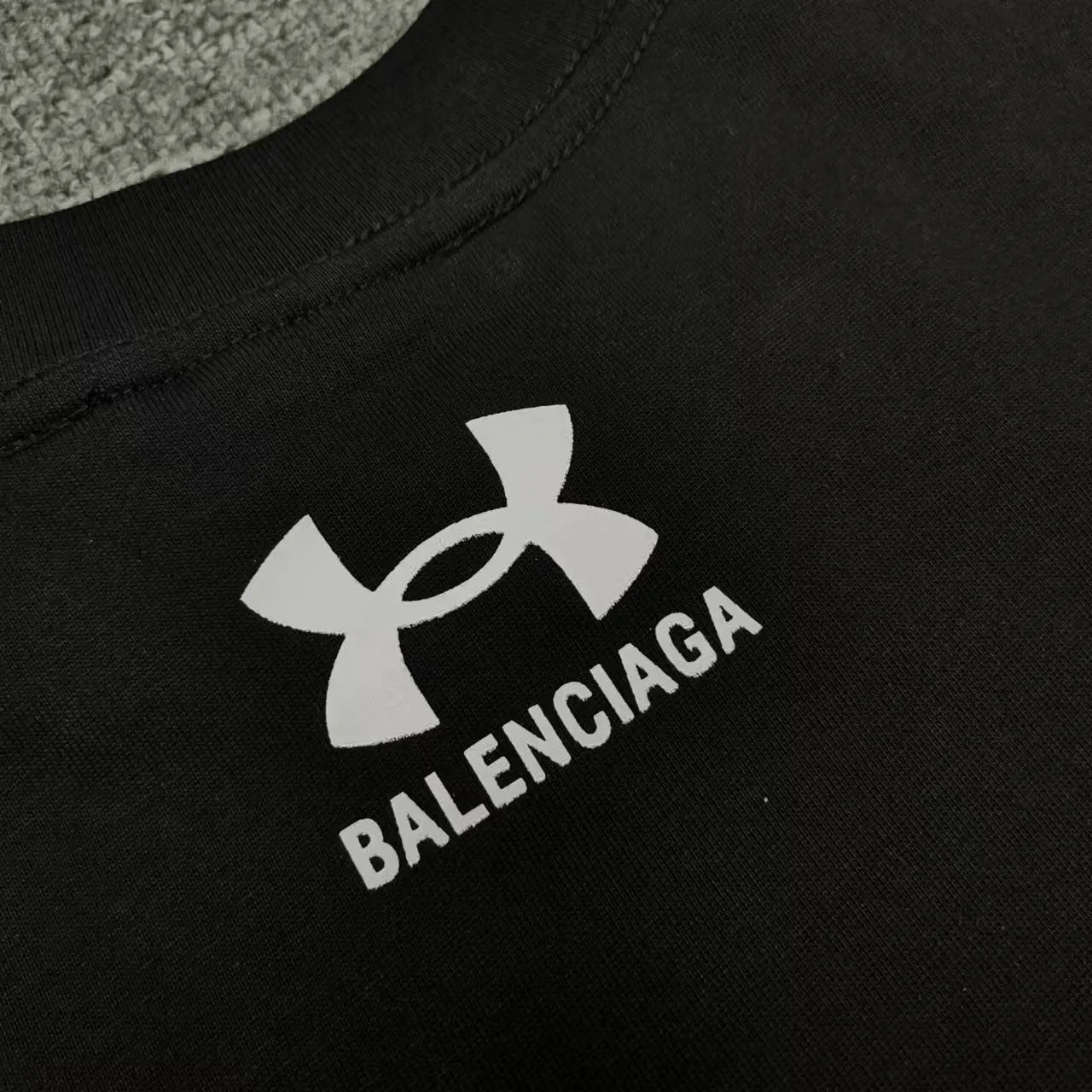The top version of Balenciaga Under Armor printed round neck short-sleeved T-shirt. Purchase the original pattern and make a sample. Compare the original fabric, pattern and details. Fabric: Made of 100% cotton fabric and imported cotton yarn. Soft, skin-friendly and non-irritating.  Craftsmanship: The clothing is a front-shoulder version, and all pieces are cut one-to-one by professional masters. Details: All accessories are genuine one-to-one custom-made and fully equipped, including the buttons on the front of the clothing.  Purchase the original benchmarking details fabric, high version, heavyweight high weight 320g double yarn pure cotton fabric color: black code number: XS S M L P: 290