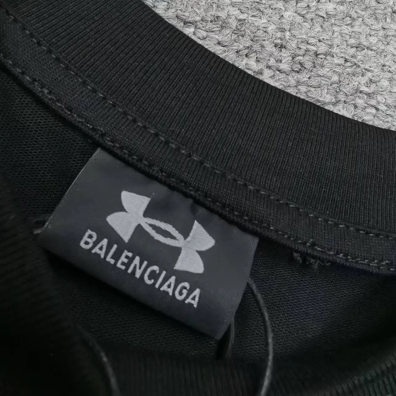 The top version of Balenciaga Under Armor printed round neck short-sleeved T-shirt. Purchase the original pattern and make a sample. Compare the original fabric, pattern and details. Fabric: Made of 100% cotton fabric and imported cotton yarn. Soft, skin-friendly and non-irritating.  Craftsmanship: The clothing is a front-shoulder version, and all pieces are cut one-to-one by professional masters. Details: All accessories are genuine one-to-one custom-made and fully equipped, including the buttons on the front of the clothing.  Purchase the original benchmarking details fabric, high version, heavyweight high weight 320g double yarn pure cotton fabric color: black code number: XS S M L P: 290