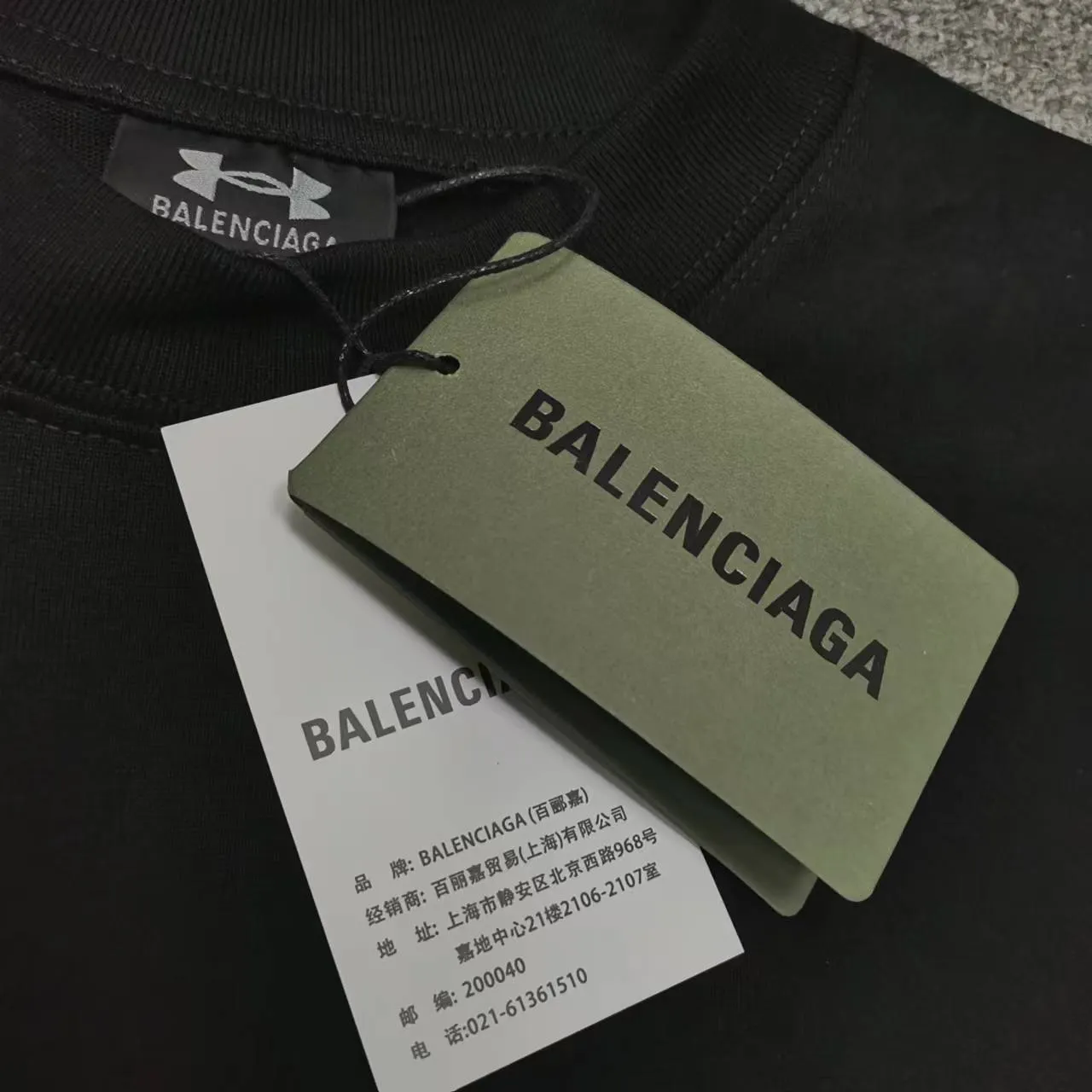 The top version of Balenciaga Under Armor printed round neck short-sleeved T-shirt. Purchase the original pattern and make a sample. Compare the original fabric, pattern and details. Fabric: Made of 100% cotton fabric and imported cotton yarn. Soft, skin-friendly and non-irritating.  Craftsmanship: The clothing is a front-shoulder version, and all pieces are cut one-to-one by professional masters. Details: All accessories are genuine one-to-one custom-made and fully equipped, including the buttons on the front of the clothing.  Purchase the original benchmarking details fabric, high version, heavyweight high weight 320g double yarn pure cotton fabric color: black code number: XS S M L P: 290