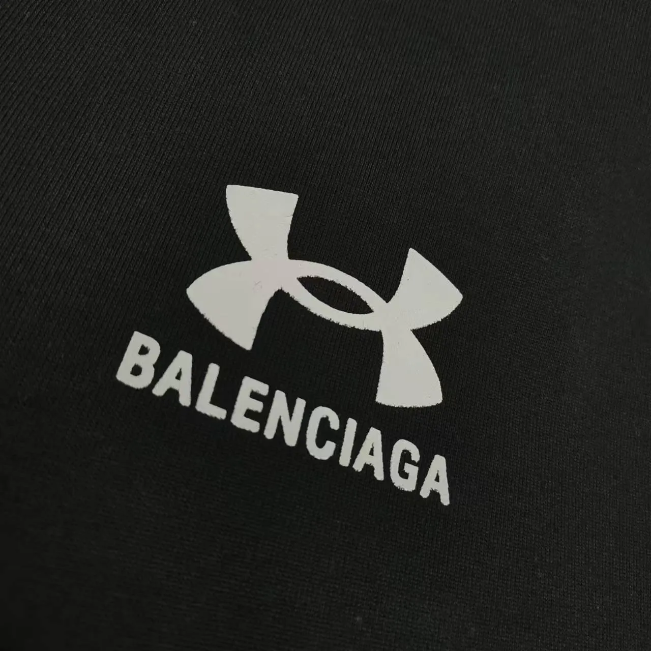 The top version of Balenciaga Under Armor printed round neck short-sleeved T-shirt. Purchase the original pattern and make a sample. Compare the original fabric, pattern and details. Fabric: Made of 100% cotton fabric and imported cotton yarn. Soft, skin-friendly and non-irritating.  Craftsmanship: The clothing is a front-shoulder version, and all pieces are cut one-to-one by professional masters. Details: All accessories are genuine one-to-one custom-made and fully equipped, including the buttons on the front of the clothing.  Purchase the original benchmarking details fabric, high version, heavyweight high weight 320g double yarn pure cotton fabric color: black code number: XS S M L P: 290