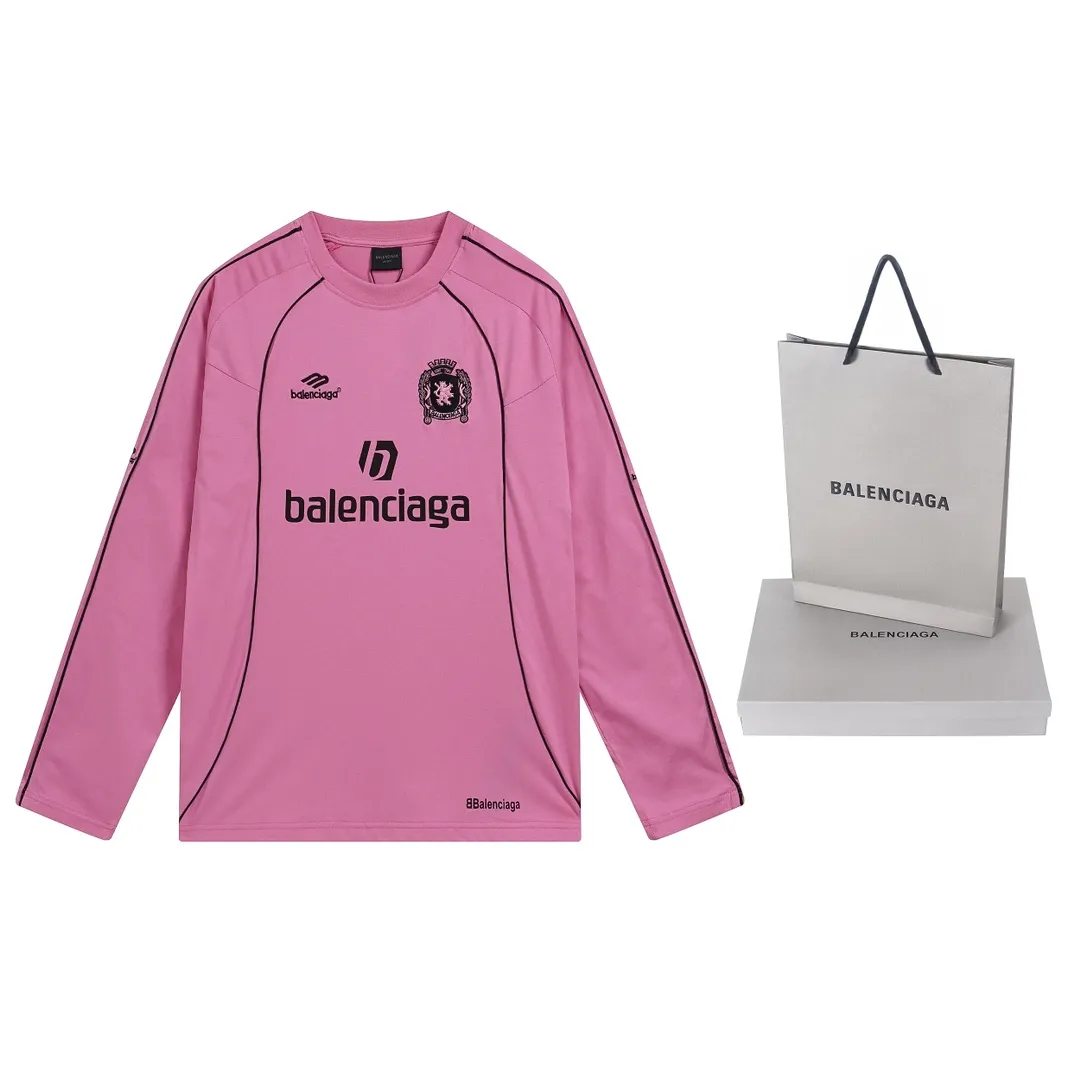 🅿️300 real photos [Top version. Official website quality] BALENCI*GA/Paris new model. Co-branded football sportswear LOGO embroidered printed long-sleeved T-shirt # The whole piece of clothing is stitched with multiple stitching edges. The craftsmanship is extremely complex and the market currency is very different. Welcome to compare 🆚. The fabric is made of Paris ZP custom-woven and dyed cotton double yarn. Weighing 260 grams, the cloth surface is clean. The cloth pattern is clear, soft and comfortable. The threads are dyed with no color difference. The classic pattern embroidery is embroidered by Tajima imported embroidery machine, and the printing uses imported glue. The letters are clear, three-dimensional and without burrs. Jubie market produces pictures based on pictures. Welcome to compare. The version adopts OS loose shoulder design. Same style for men and women. Code: BL225036 Color: black, white, pink, red, fluorescent yellow Size: XS S M L