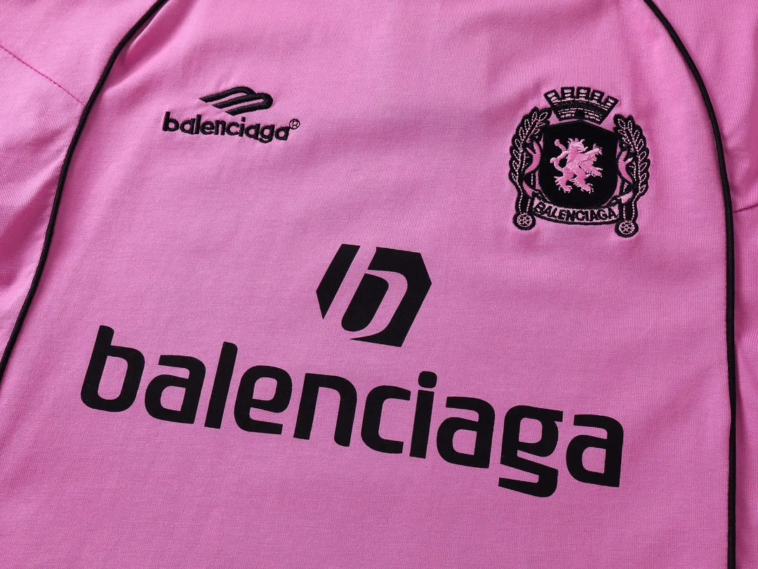 🅿️300 real photos [Top version. Official website quality] BALENCI*GA/Paris new model. Co-branded football sportswear LOGO embroidered printed long-sleeved T-shirt # The whole piece of clothing is stitched with multiple stitching edges. The craftsmanship is extremely complex and the market currency is very different. Welcome to compare 🆚. The fabric is made of Paris ZP custom-woven and dyed cotton double yarn. Weighing 260 grams, the cloth surface is clean. The cloth pattern is clear, soft and comfortable. The threads are dyed with no color difference. The classic pattern embroidery is embroidered by Tajima imported embroidery machine, and the printing uses imported glue. The letters are clear, three-dimensional and without burrs. Jubie market produces pictures based on pictures. Welcome to compare. The version adopts OS loose shoulder design. Same style for men and women. Code: BL225036 Color: black, white, pink, red, fluorescent yellow Size: XS S M L