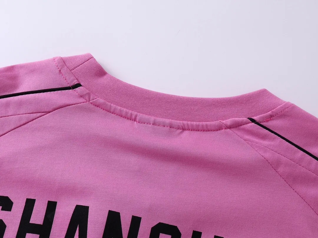 🅿️300 real photos [Top version. Official website quality] BALENCI*GA/Paris new model. Co-branded football sportswear LOGO embroidered printed long-sleeved T-shirt # The whole piece of clothing is stitched with multiple stitching edges. The craftsmanship is extremely complex and the market currency is very different. Welcome to compare 🆚. The fabric is made of Paris ZP custom-woven and dyed cotton double yarn. Weighing 260 grams, the cloth surface is clean. The cloth pattern is clear, soft and comfortable. The threads are dyed with no color difference. The classic pattern embroidery is embroidered by Tajima imported embroidery machine, and the printing uses imported glue. The letters are clear, three-dimensional and without burrs. Jubie market produces pictures based on pictures. Welcome to compare. The version adopts OS loose shoulder design. Same style for men and women. Code: BL225036 Color: black, white, pink, red, fluorescent yellow Size: XS S M L