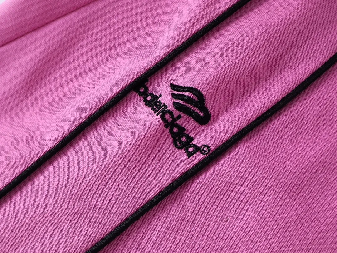 🅿️300 real photos [Top version. Official website quality] BALENCI*GA/Paris new model. Co-branded football sportswear LOGO embroidered printed long-sleeved T-shirt # The whole piece of clothing is stitched with multiple stitching edges. The craftsmanship is extremely complex and the market currency is very different. Welcome to compare 🆚. The fabric is made of Paris ZP custom-woven and dyed cotton double yarn. Weighing 260 grams, the cloth surface is clean. The cloth pattern is clear, soft and comfortable. The threads are dyed with no color difference. The classic pattern embroidery is embroidered by Tajima imported embroidery machine, and the printing uses imported glue. The letters are clear, three-dimensional and without burrs. Jubie market produces pictures based on pictures. Welcome to compare. The version adopts OS loose shoulder design. Same style for men and women. Code: BL225036 Color: black, white, pink, red, fluorescent yellow Size: XS S M L