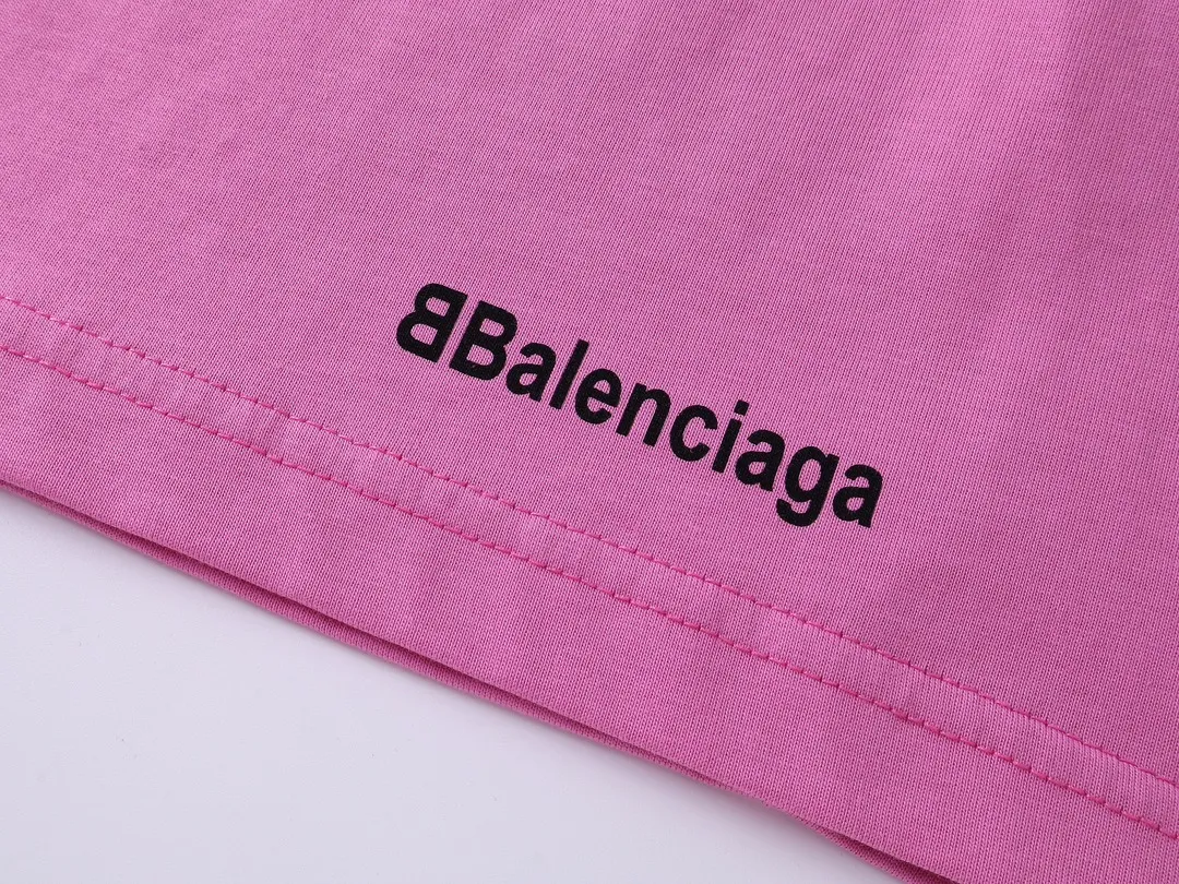 🅿️300 real photos [Top version. Official website quality] BALENCI*GA/Paris new model. Co-branded football sportswear LOGO embroidered printed long-sleeved T-shirt # The whole piece of clothing is stitched with multiple stitching edges. The craftsmanship is extremely complex and the market currency is very different. Welcome to compare 🆚. The fabric is made of Paris ZP custom-woven and dyed cotton double yarn. Weighing 260 grams, the cloth surface is clean. The cloth pattern is clear, soft and comfortable. The threads are dyed with no color difference. The classic pattern embroidery is embroidered by Tajima imported embroidery machine, and the printing uses imported glue. The letters are clear, three-dimensional and without burrs. Jubie market produces pictures based on pictures. Welcome to compare. The version adopts OS loose shoulder design. Same style for men and women. Code: BL225036 Color: black, white, pink, red, fluorescent yellow Size: XS S M L