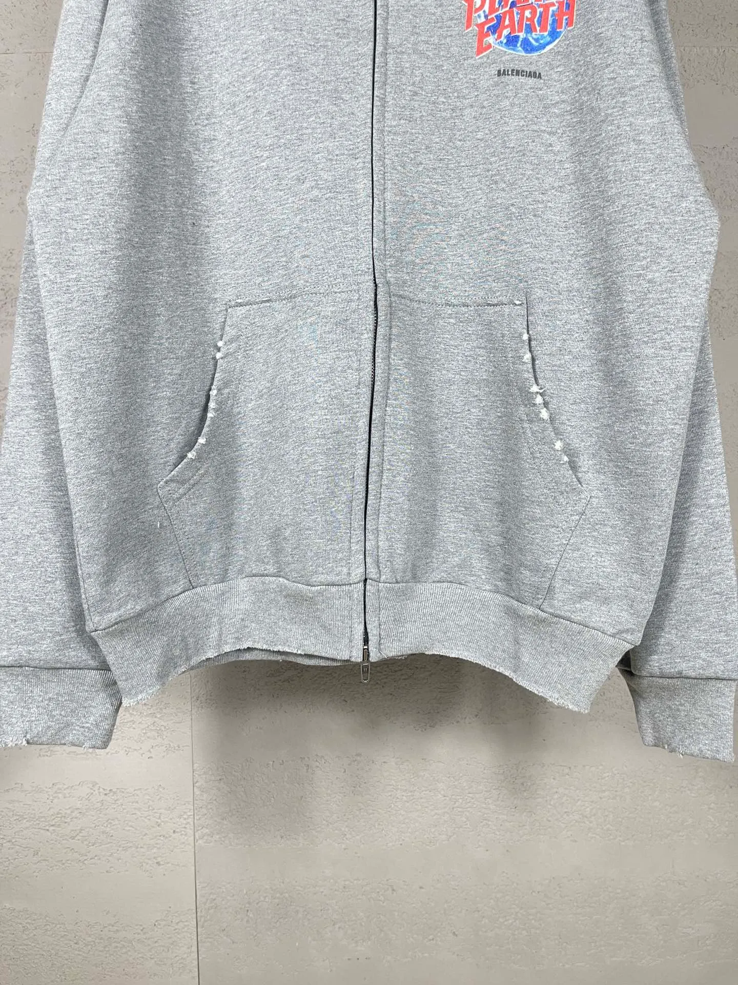 🅿️390 real photos [Top version. Official website quality] BALENCI*GA/Paris. 2024 catwalk style earth pattern direct-injection printing washed distressed worn cardigan zipper hooded sweatshirt 2024 new style. All pattern details and colors Y-board customization. Jubie market currency. Brick cabinets are synchronized. Genuine products are developed at the first time, and you can print and compare! The fabric is made of Paris ZP custom-woven and dyed cotton sweatshirt. Weighing 460 grams, the cloth surface is clean. The cloth pattern is clear, soft and comfortable. The threads are dyed with no color difference. The printing uses environmentally friendly imported materials with white ink direct printing, the letters are clear and the effect is three-dimensional. The entire garment is washed, distressed and worn. The version adopts OS loose shoulder design. Same style for men and women. Code: BL238955 Color: black, floral gray Size: XS S M L