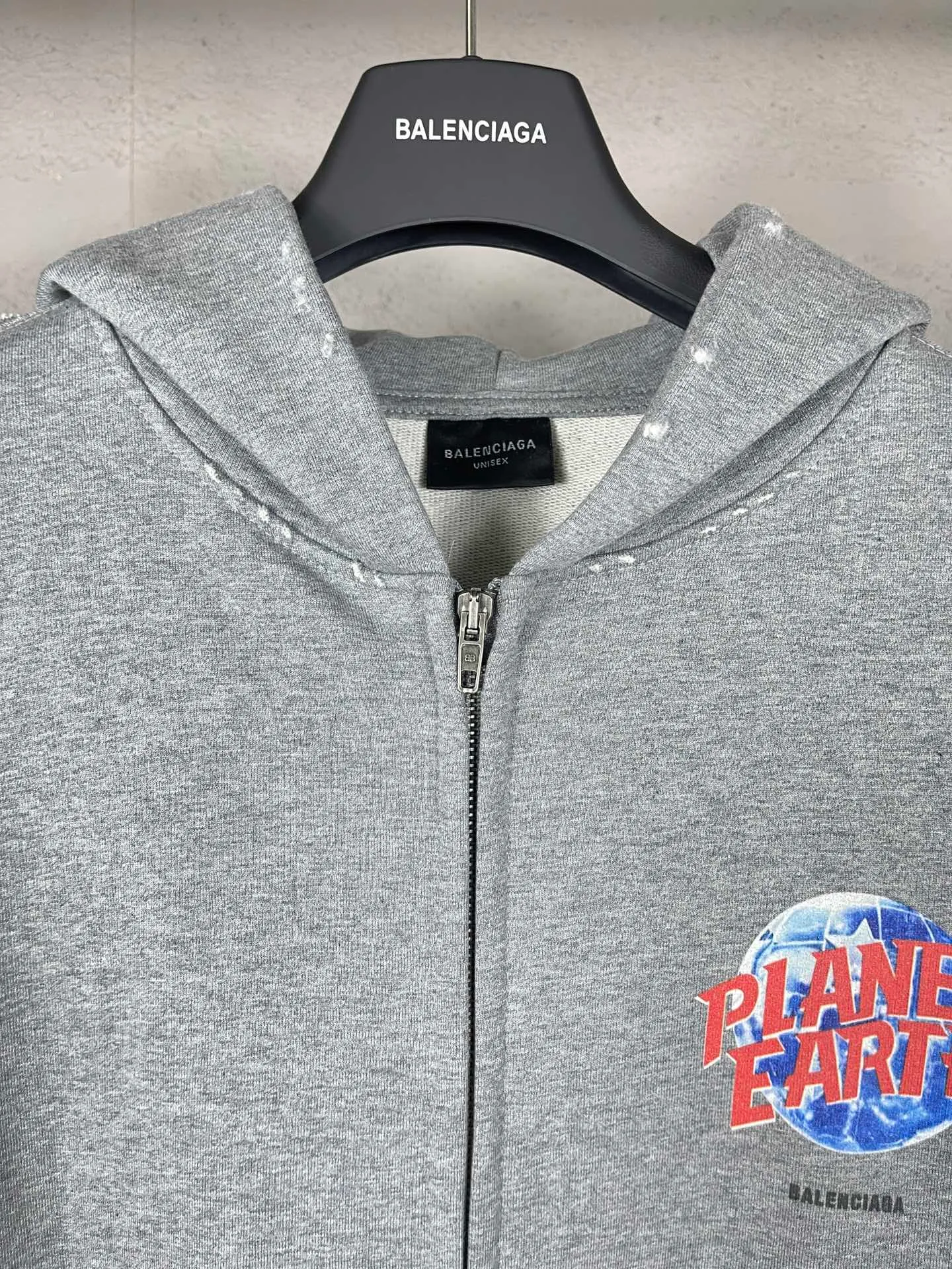🅿️390 real photos [Top version. Official website quality] BALENCI*GA/Paris. 2024 catwalk style earth pattern direct-injection printing washed distressed worn cardigan zipper hooded sweatshirt 2024 new style. All pattern details and colors Y-board customization. Jubie market currency. Brick cabinets are synchronized. Genuine products are developed at the first time, and you can print and compare! The fabric is made of Paris ZP custom-woven and dyed cotton sweatshirt. Weighing 460 grams, the cloth surface is clean. The cloth pattern is clear, soft and comfortable. The threads are dyed with no color difference. The printing uses environmentally friendly imported materials with white ink direct printing, the letters are clear and the effect is three-dimensional. The entire garment is washed, distressed and worn. The version adopts OS loose shoulder design. Same style for men and women. Code: BL238955 Color: black, floral gray Size: XS S M L