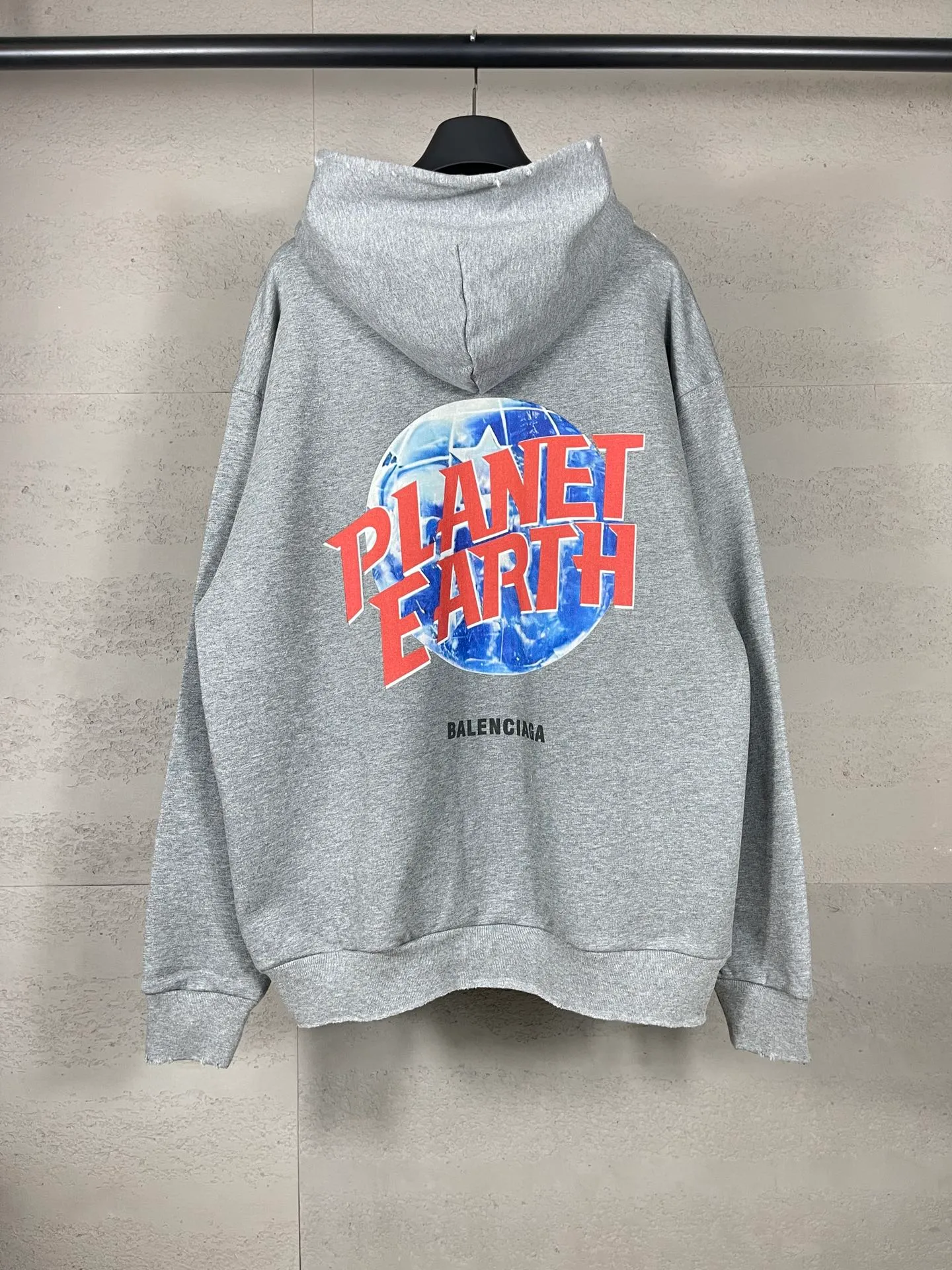 🅿️390 real photos [Top version. Official website quality] BALENCI*GA/Paris. 2024 catwalk style earth pattern direct-injection printing washed distressed worn cardigan zipper hooded sweatshirt 2024 new style. All pattern details and colors Y-board customization. Jubie market currency. Brick cabinets are synchronized. Genuine products are developed at the first time, and you can print and compare! The fabric is made of Paris ZP custom-woven and dyed cotton sweatshirt. Weighing 460 grams, the cloth surface is clean. The cloth pattern is clear, soft and comfortable. The threads are dyed with no color difference. The printing uses environmentally friendly imported materials with white ink direct printing, the letters are clear and the effect is three-dimensional. The entire garment is washed, distressed and worn. The version adopts OS loose shoulder design. Same style for men and women. Code: BL238955 Color: black, floral gray Size: XS S M L
